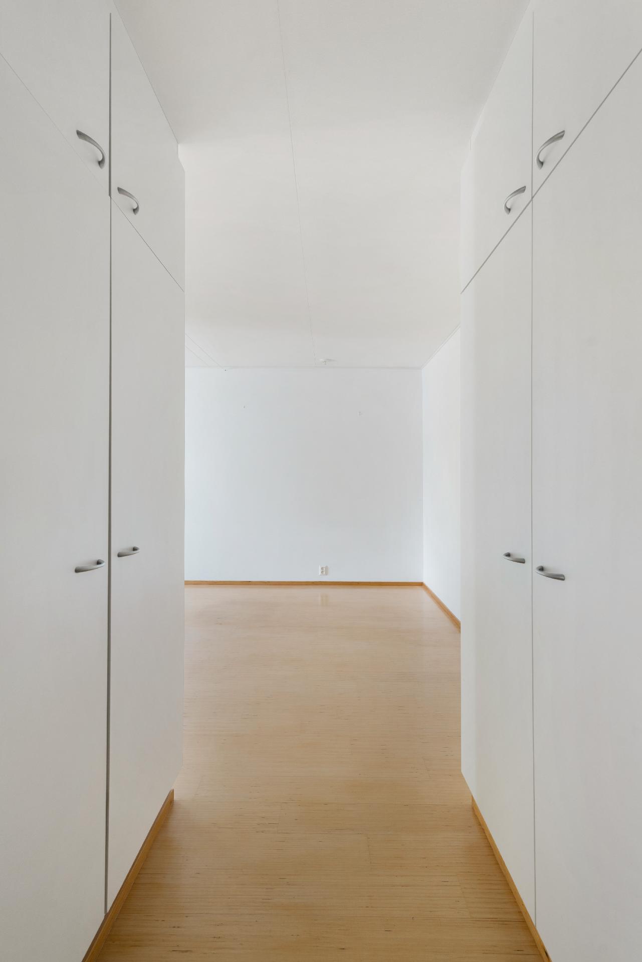 Eteisestä näkymä olohuoneeseen, ja kivasti säilytystilaa tämänkokoiseen kotiin.