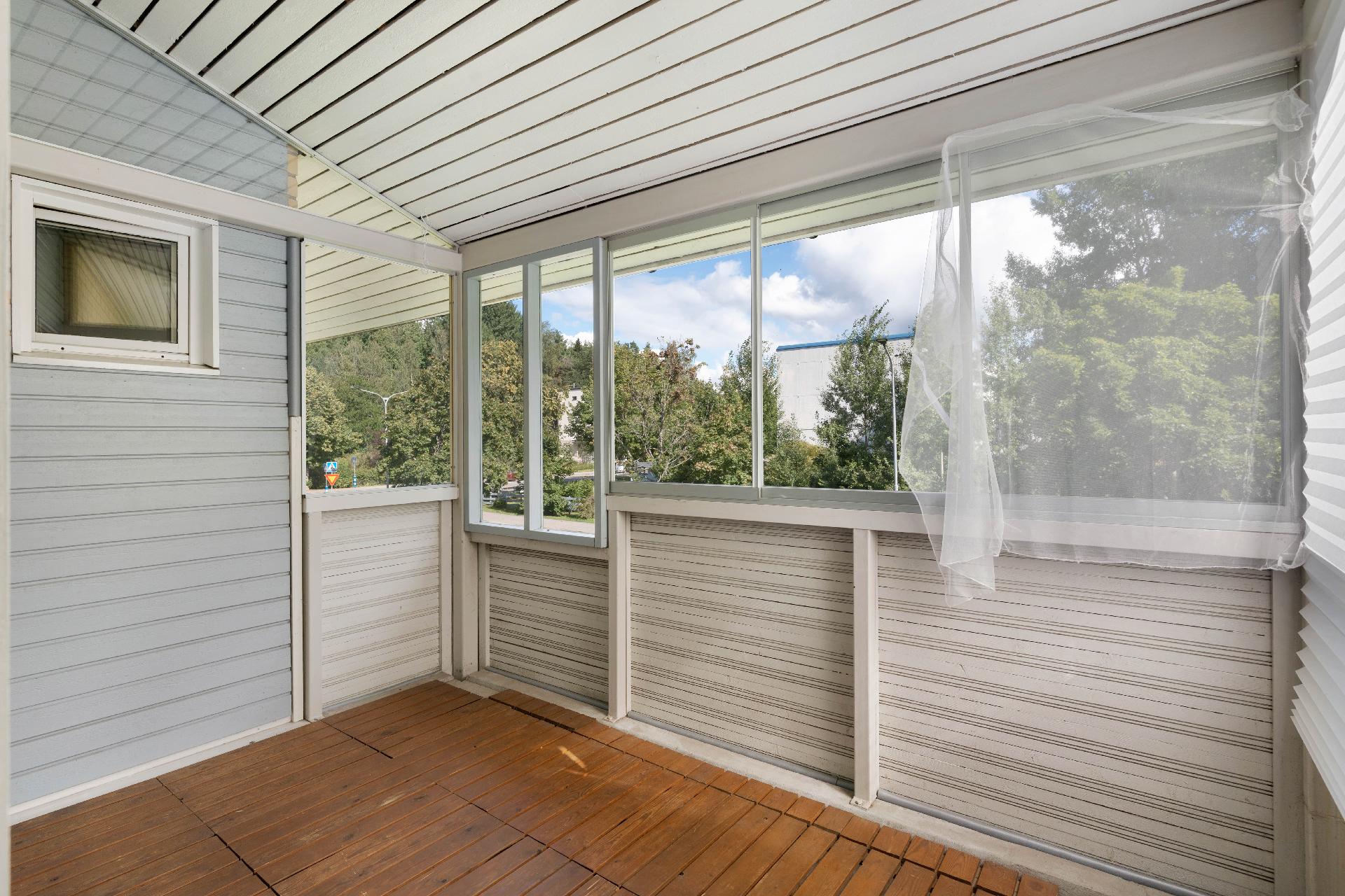 Lasitettu parveke, ja tässäkin on mukavasti tilaa kesällä, toiseksi oleskelutilaksi.