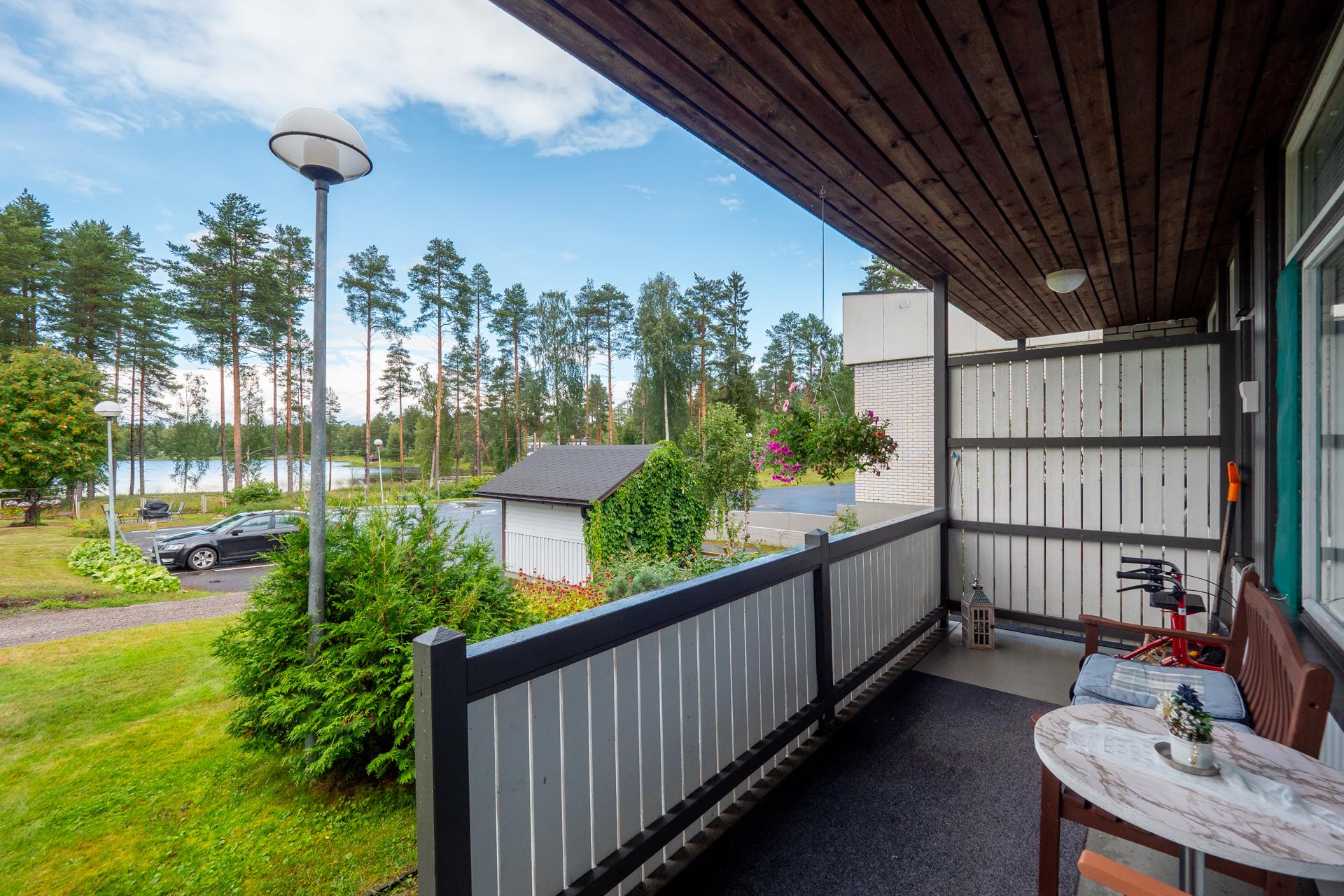 Terassi mlemmilla puolin asuntoa