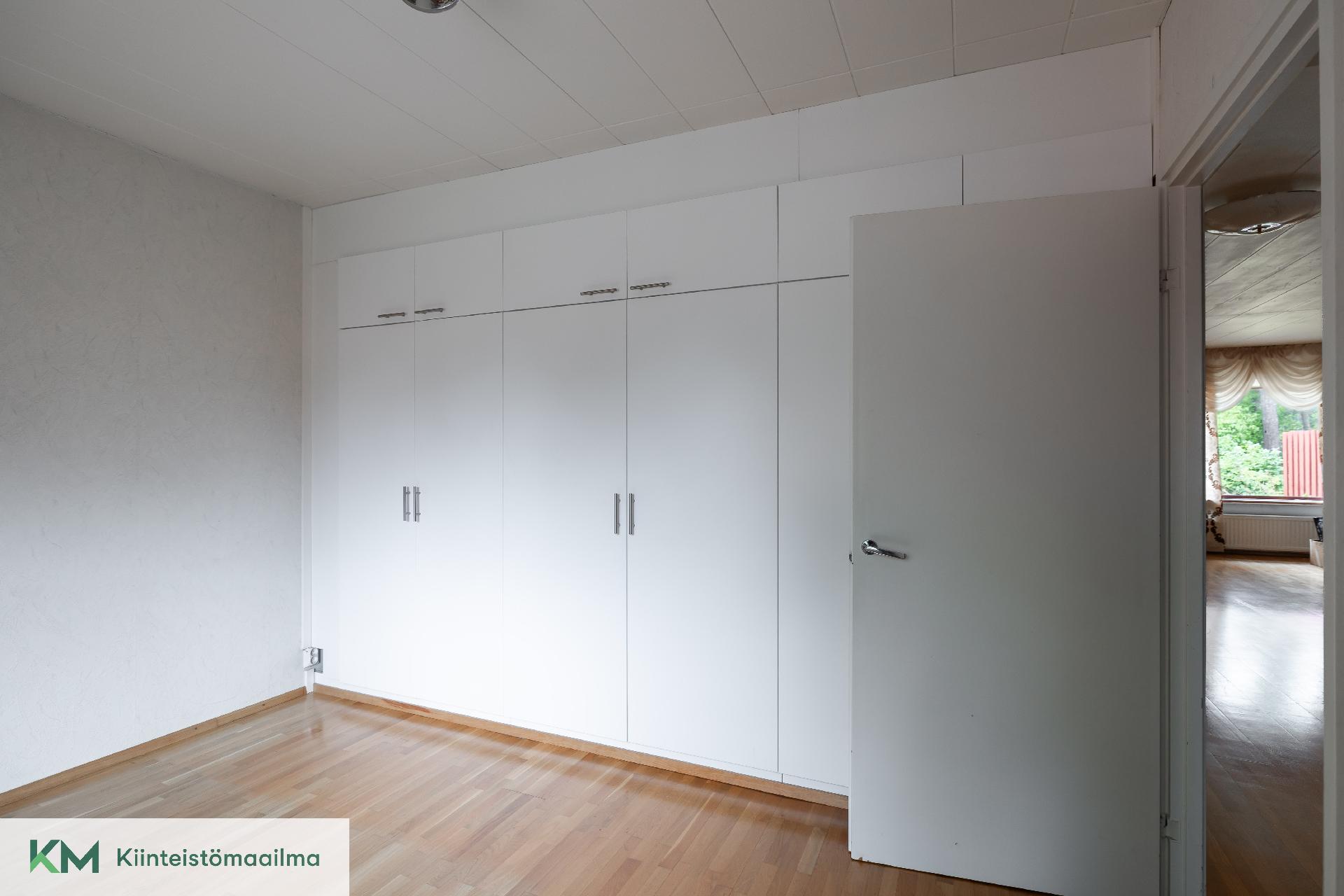 Hyvät vaatekaapit makuuhuoneessa