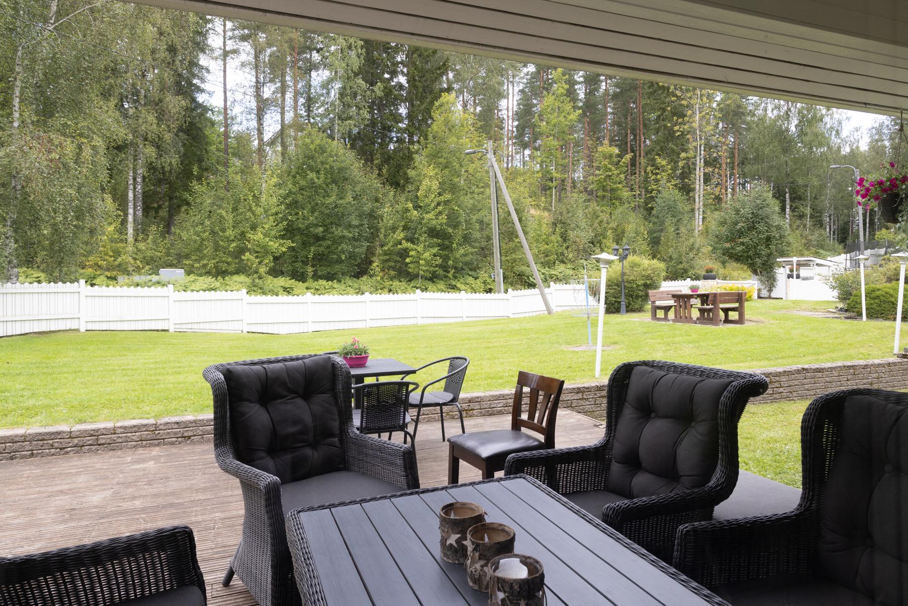 Olohuoneesta käynti patiolle (kuva vehreämpään aikaan, jotta näkee mitä lumen alla on)