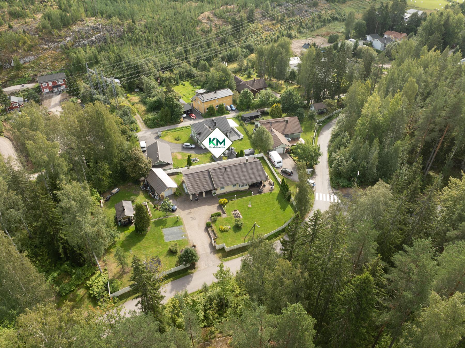 Kiinteistö ilmasta (vehreään aikaan)