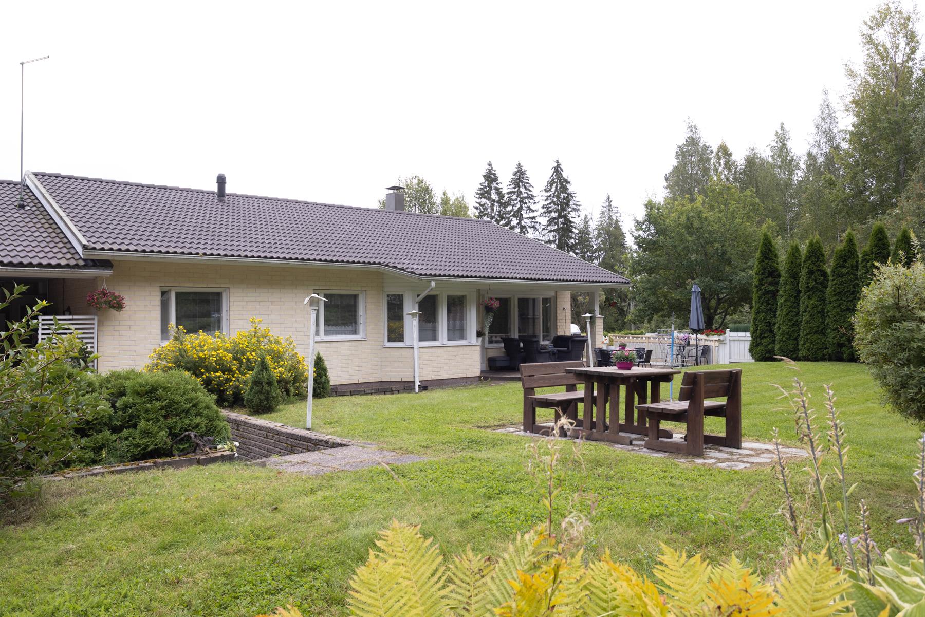 Pihapiiriä (vehreään aikaan)