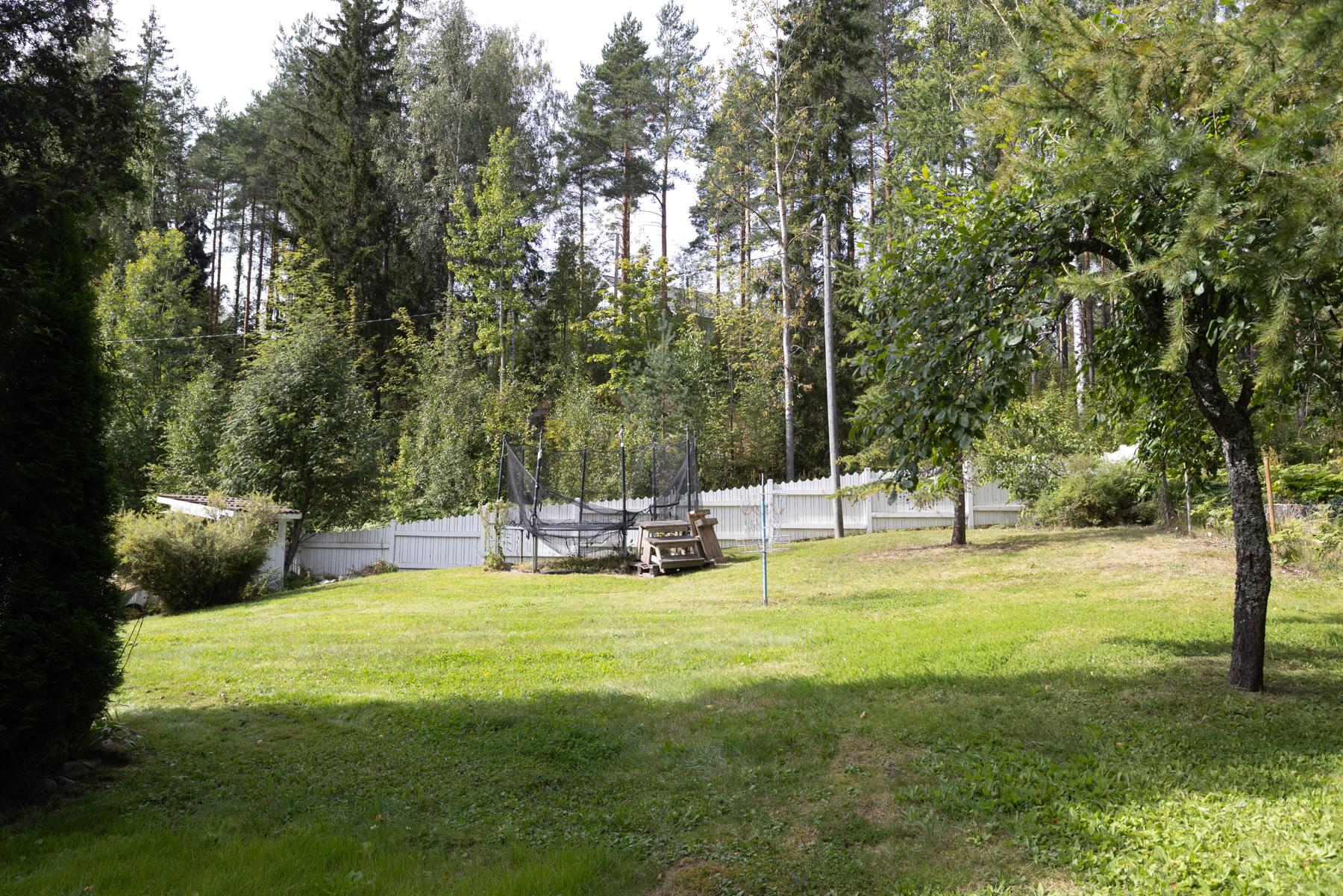 Vehreää pihapiiriä