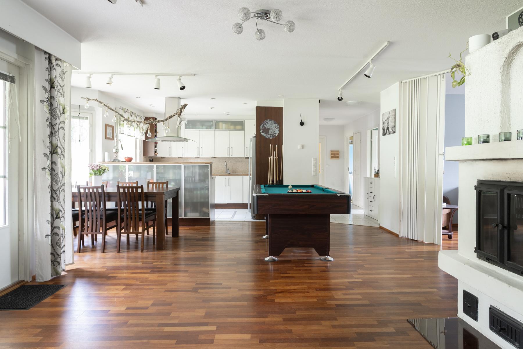 Olohuonetta, ruokailutilaa ja avokeittiötä