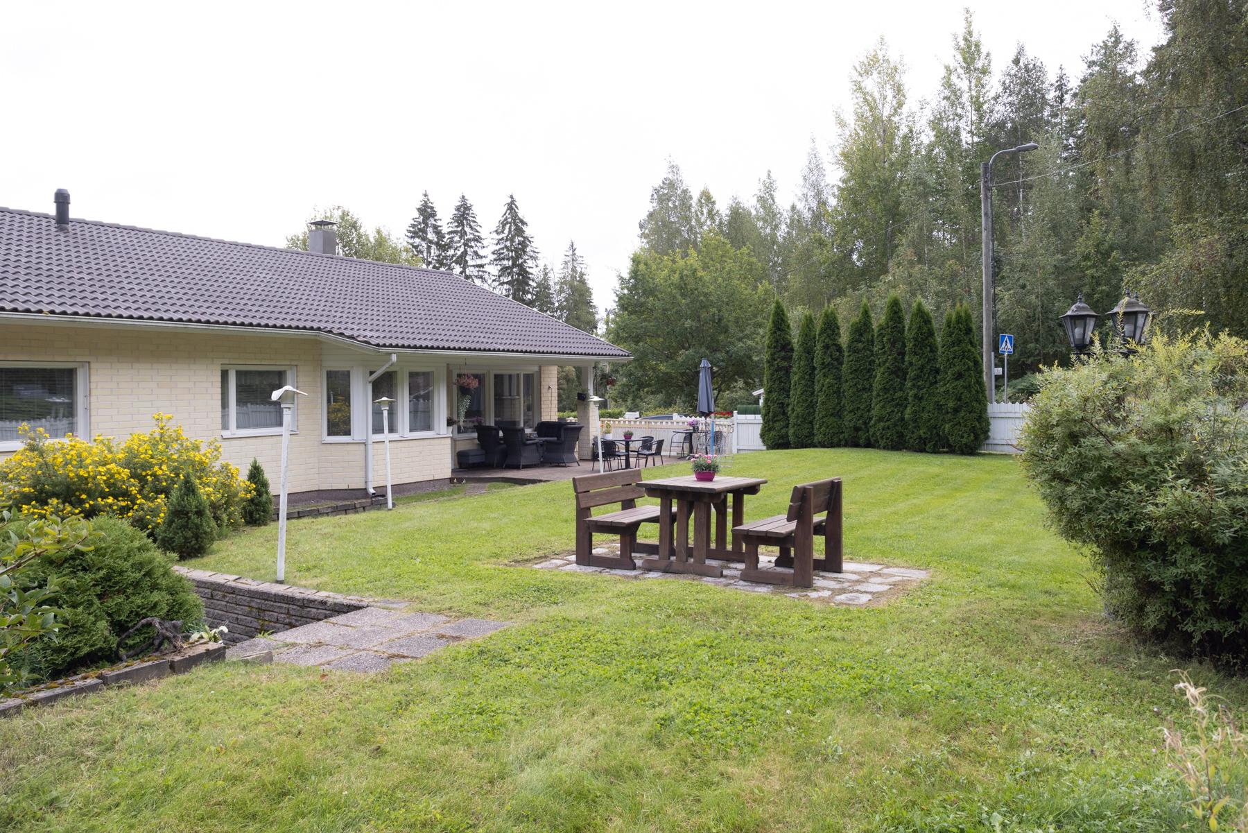 Viihtyisää pihapiiriä (vehreään aikaan)