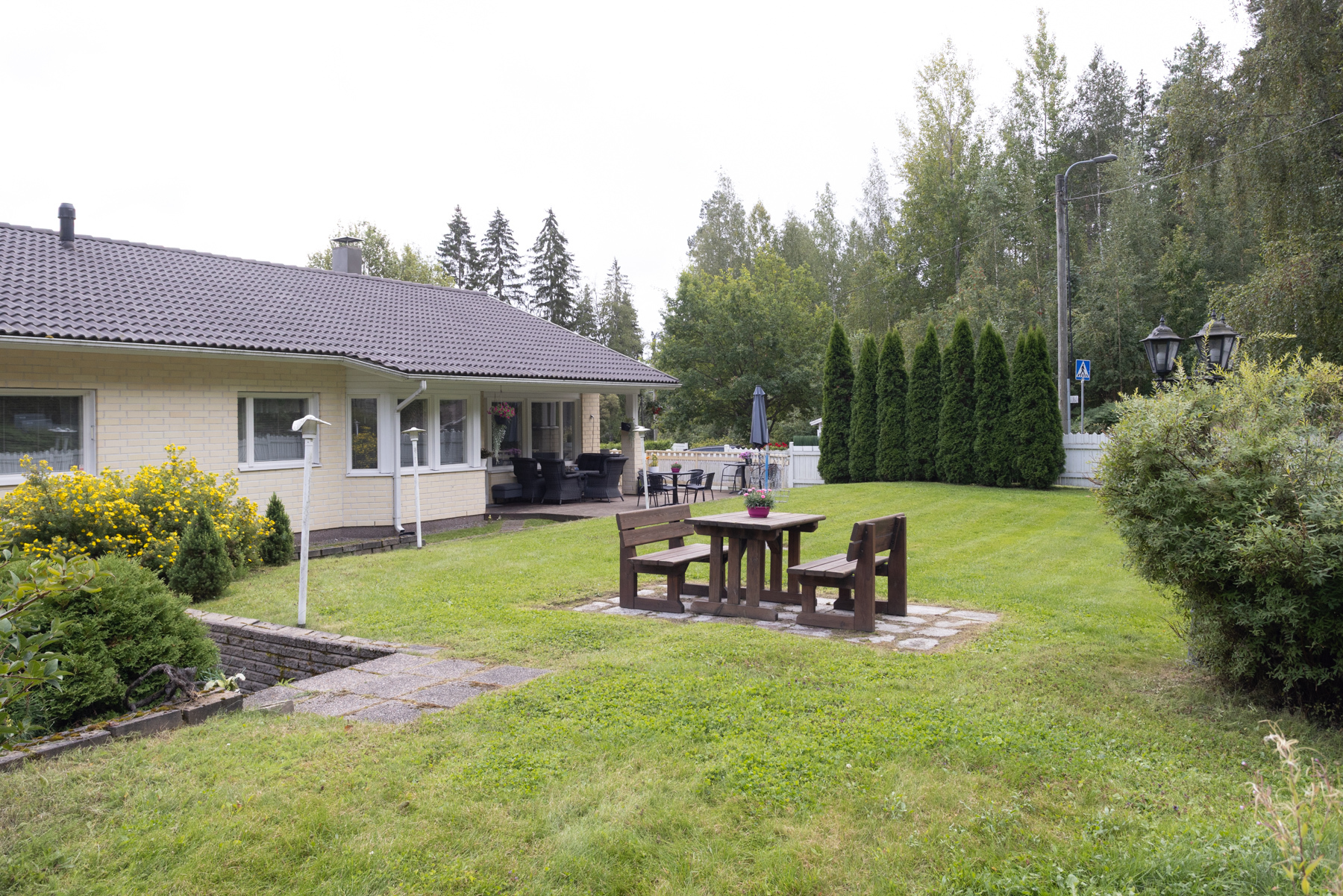 Viihtyisää pihapiiriä (vehreään aikaan)