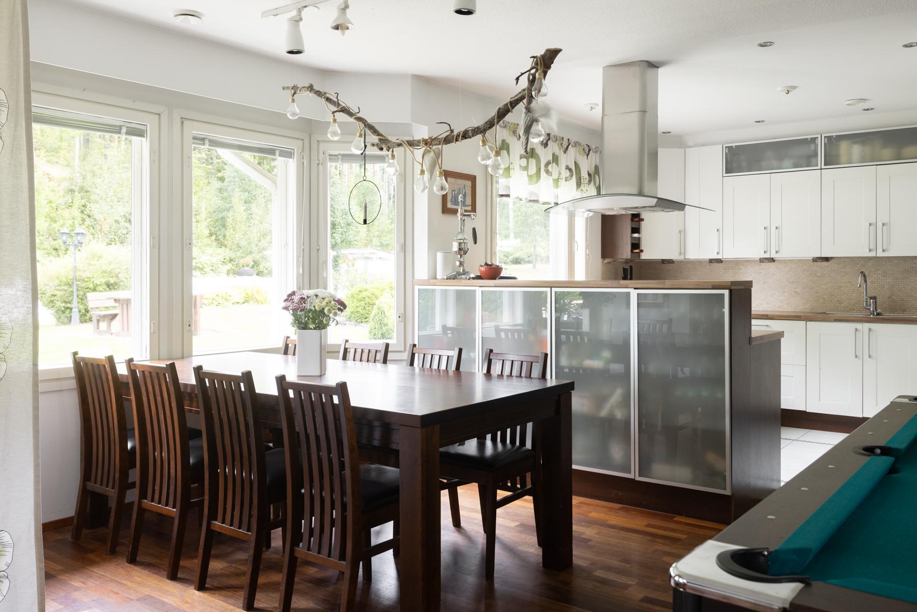 Ruokailutila ja avokeittiö