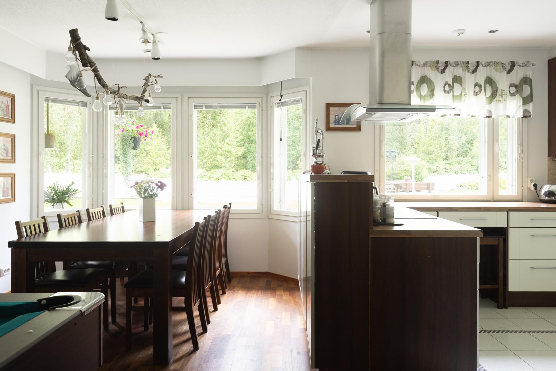 Ruokailutila ja avokeittiö