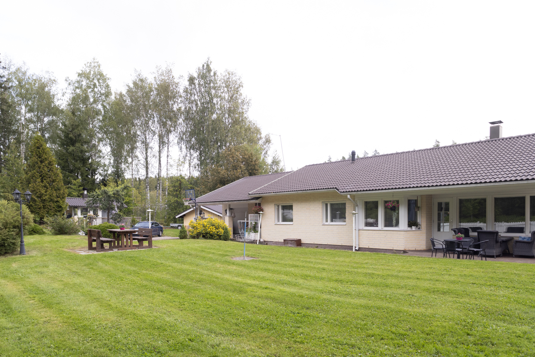 Iso vehreä nurmipiha (vehreään aikaan)