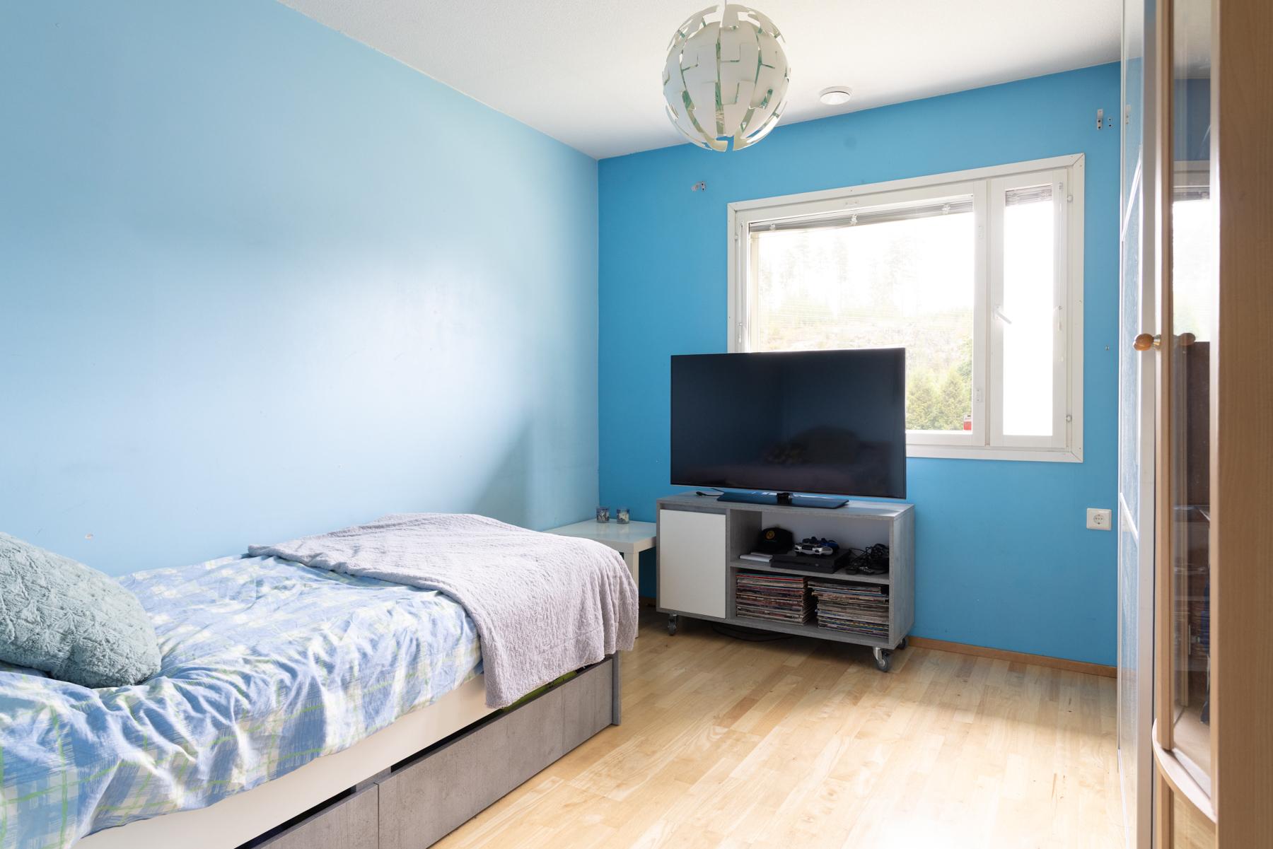 Makuuhuone 2 (tämän huoneen seinät on maalattu nyt vaaleiksi)