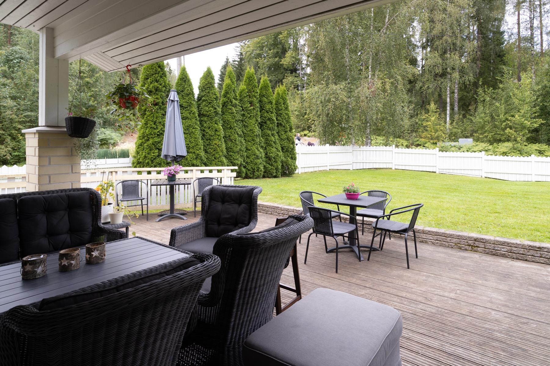 Olohuoneesta käynti patiolle (kuva vehreämpään aikaan, jotta näkee mitä lumen alla on)