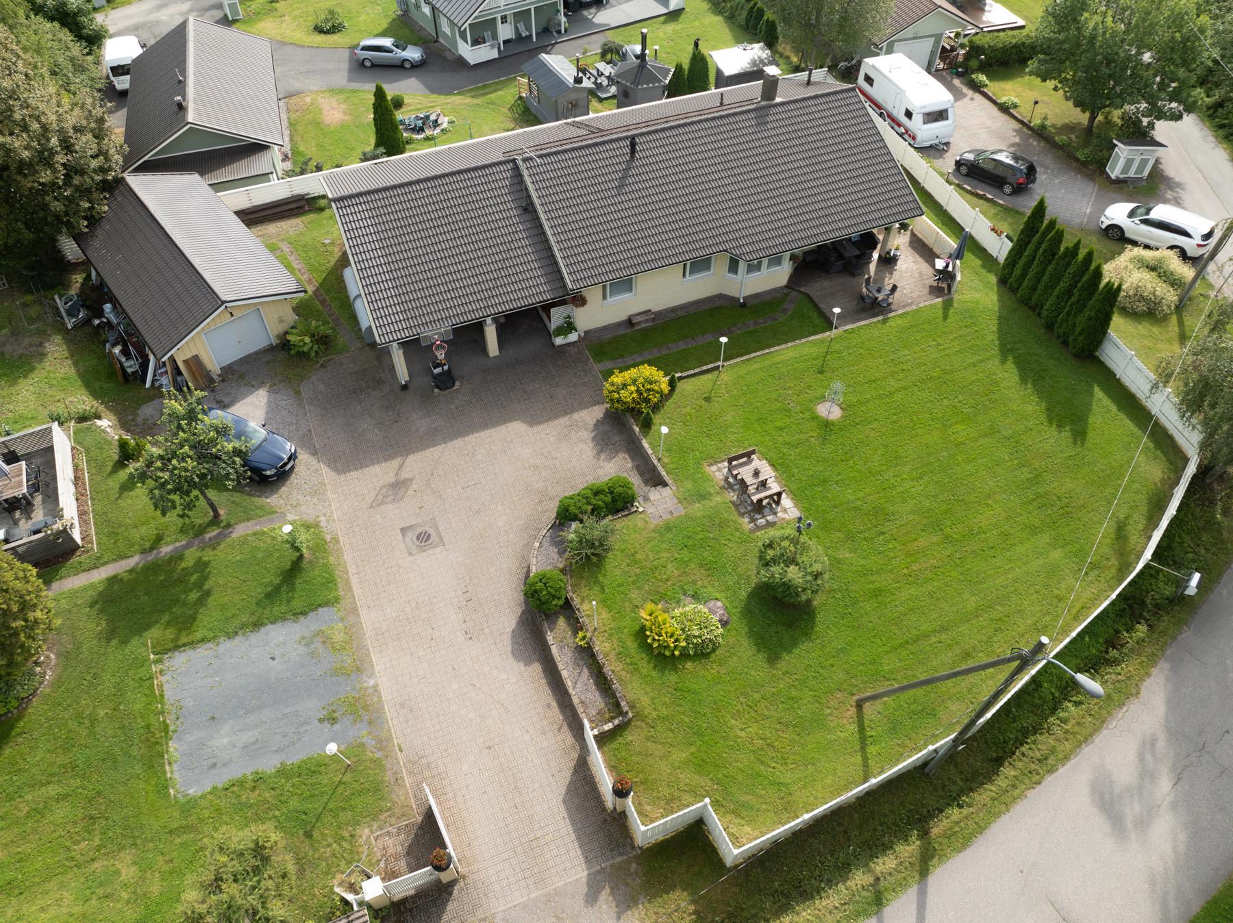 Kiinteistö ilmasta (vehreään aikaan)