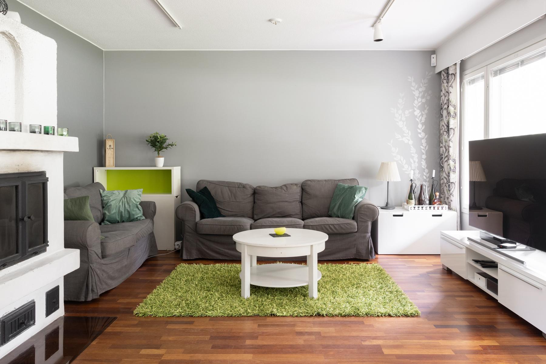 Olohuone, jossa varaava takka