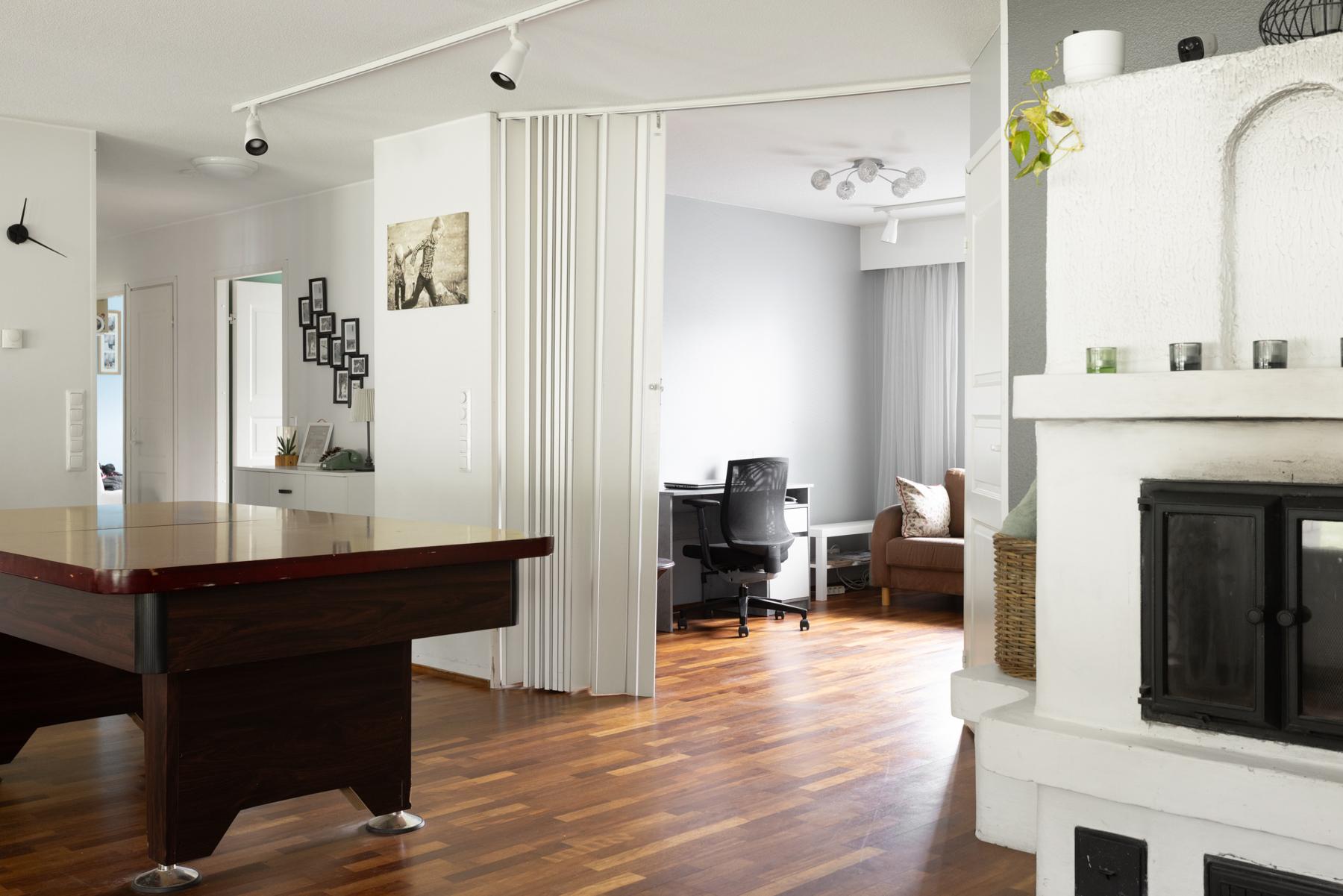 Olohuoneesta makuu-/työhuoneeseen