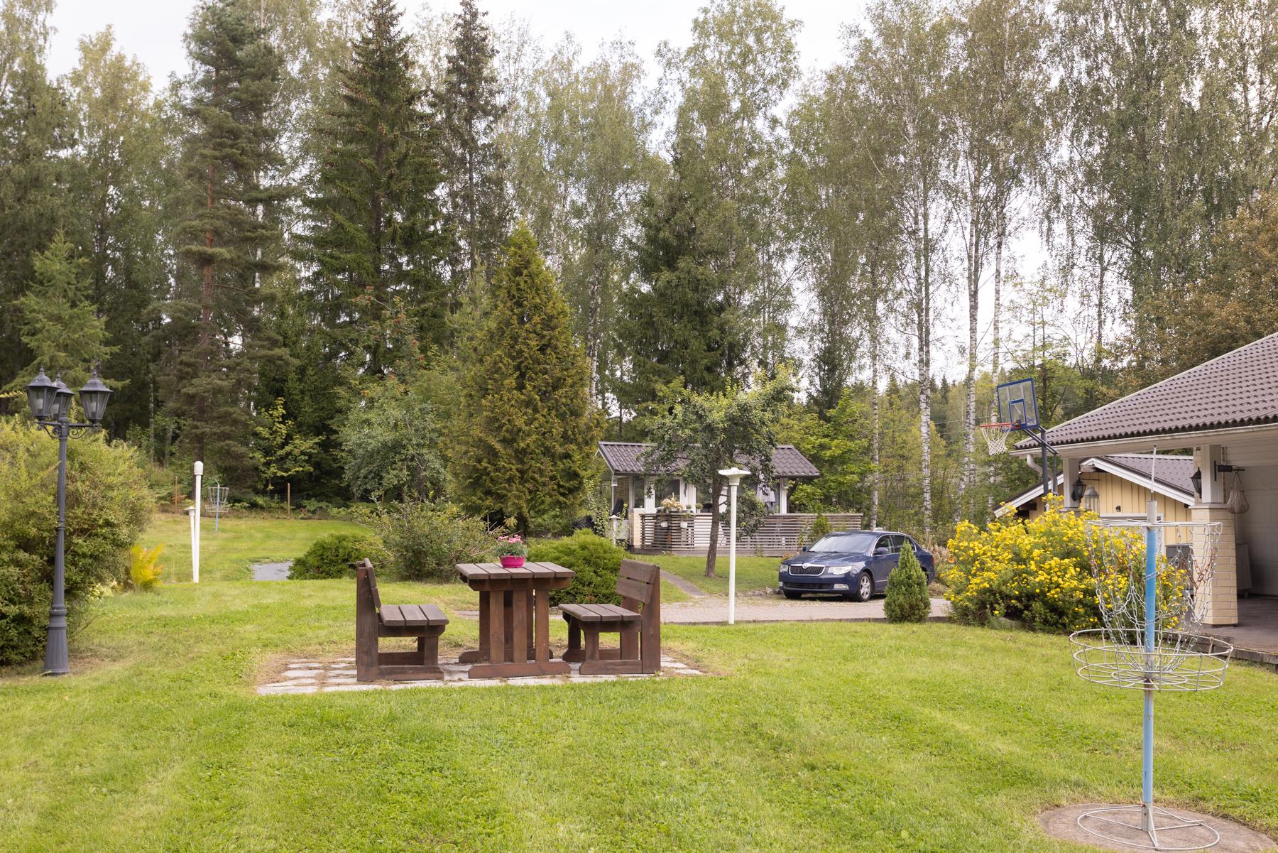 Vehreää pihapiiriä (vehreään aikaan)