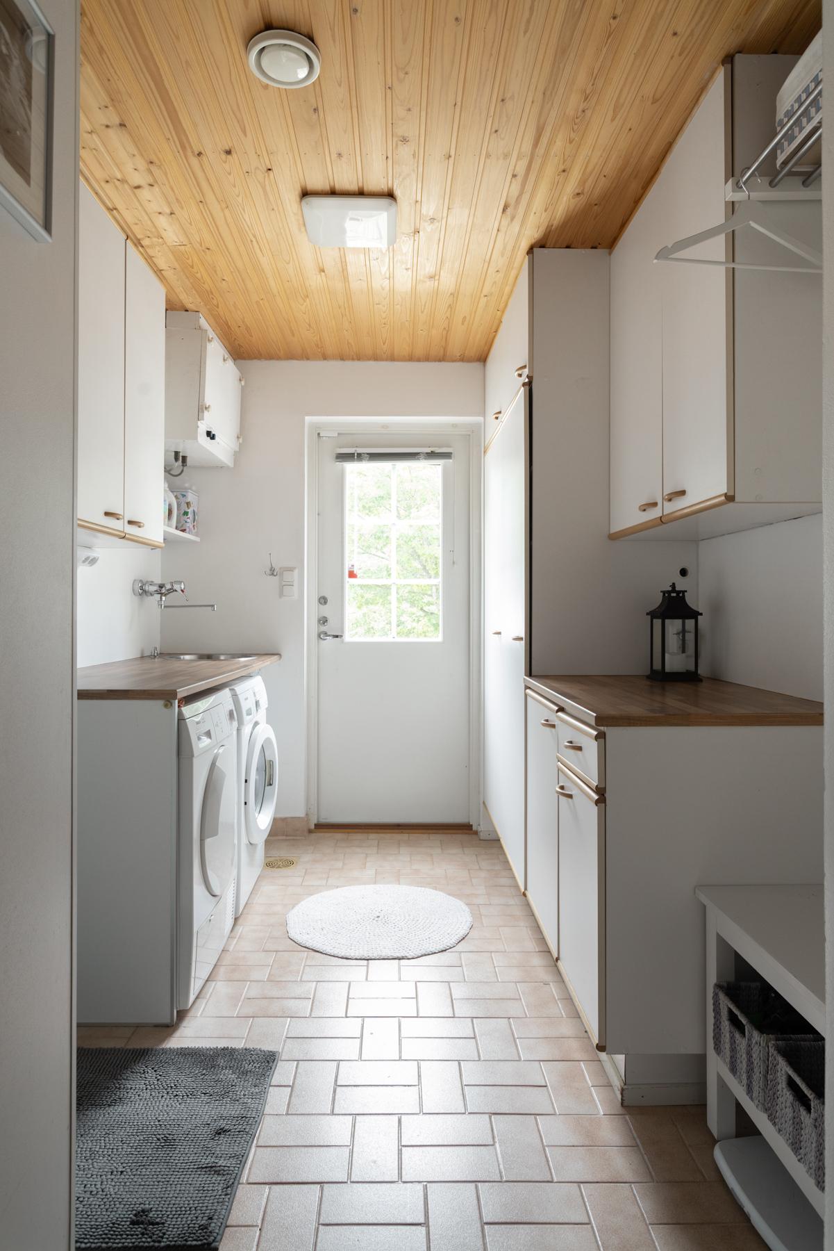 Kodinhoitohuone, josta käynti vilvoitteluterassille