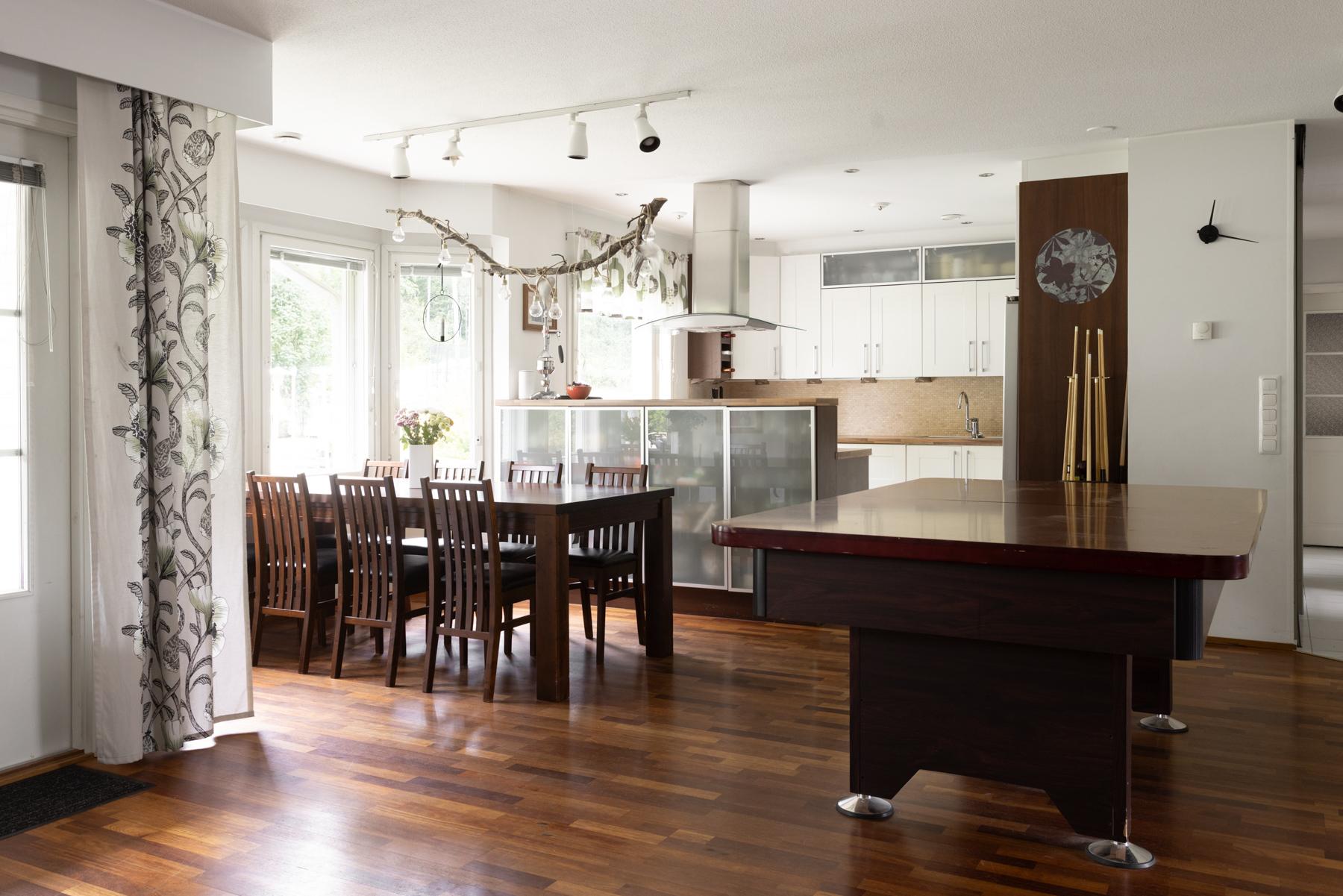 Ruokailutila ja avokeittiö