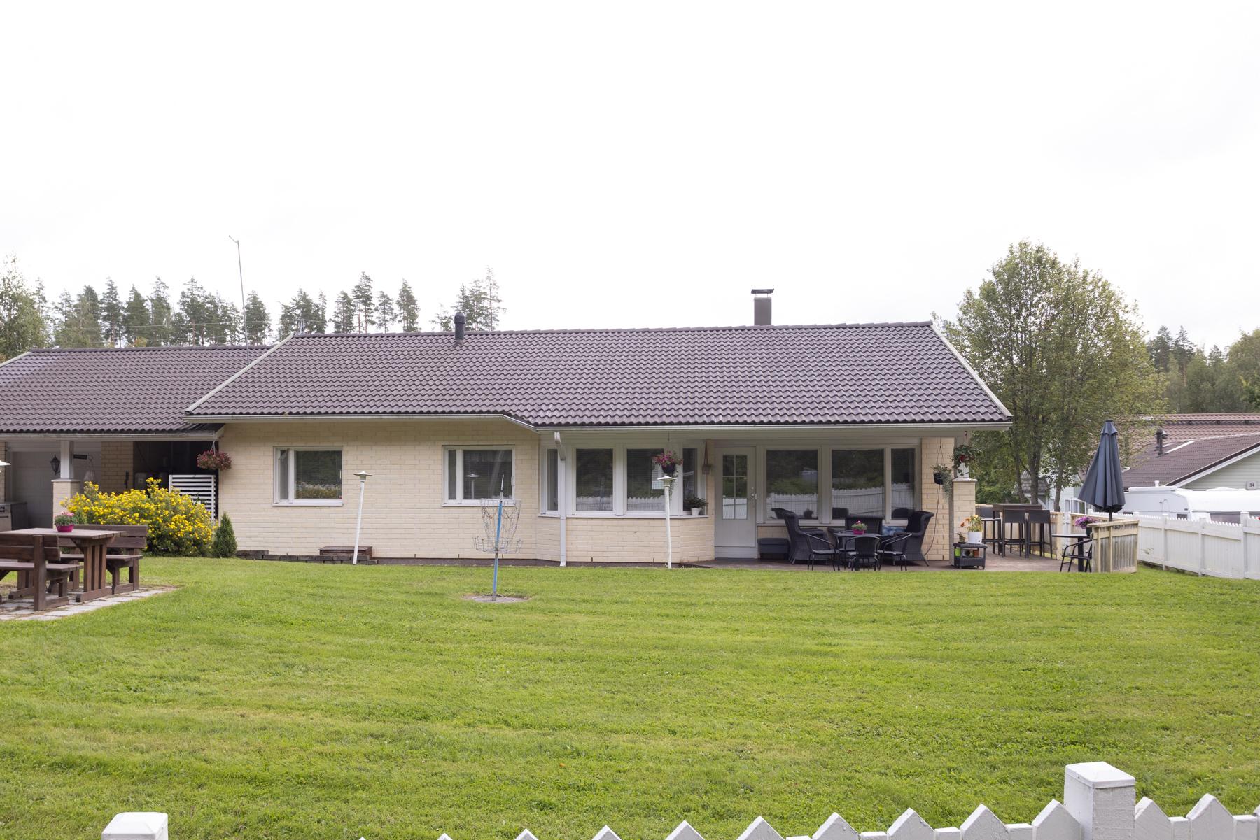 Iso vehreä nurmipiha (vehreään aikaan)