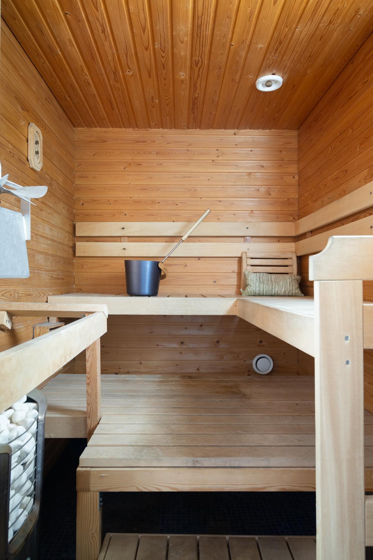 Tilava ikkunallinen sauna