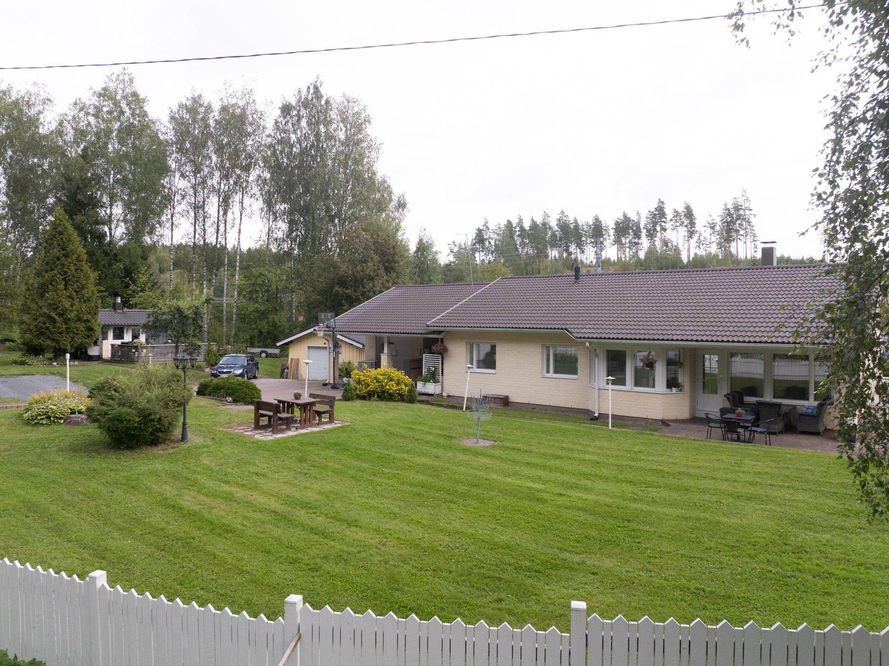 Iso vehreä nurmipiha (vehreään aikaan)