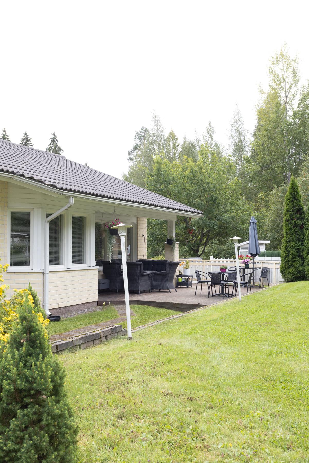 Olohuoneen edessä olevaa patiota (vehreään aikaan)