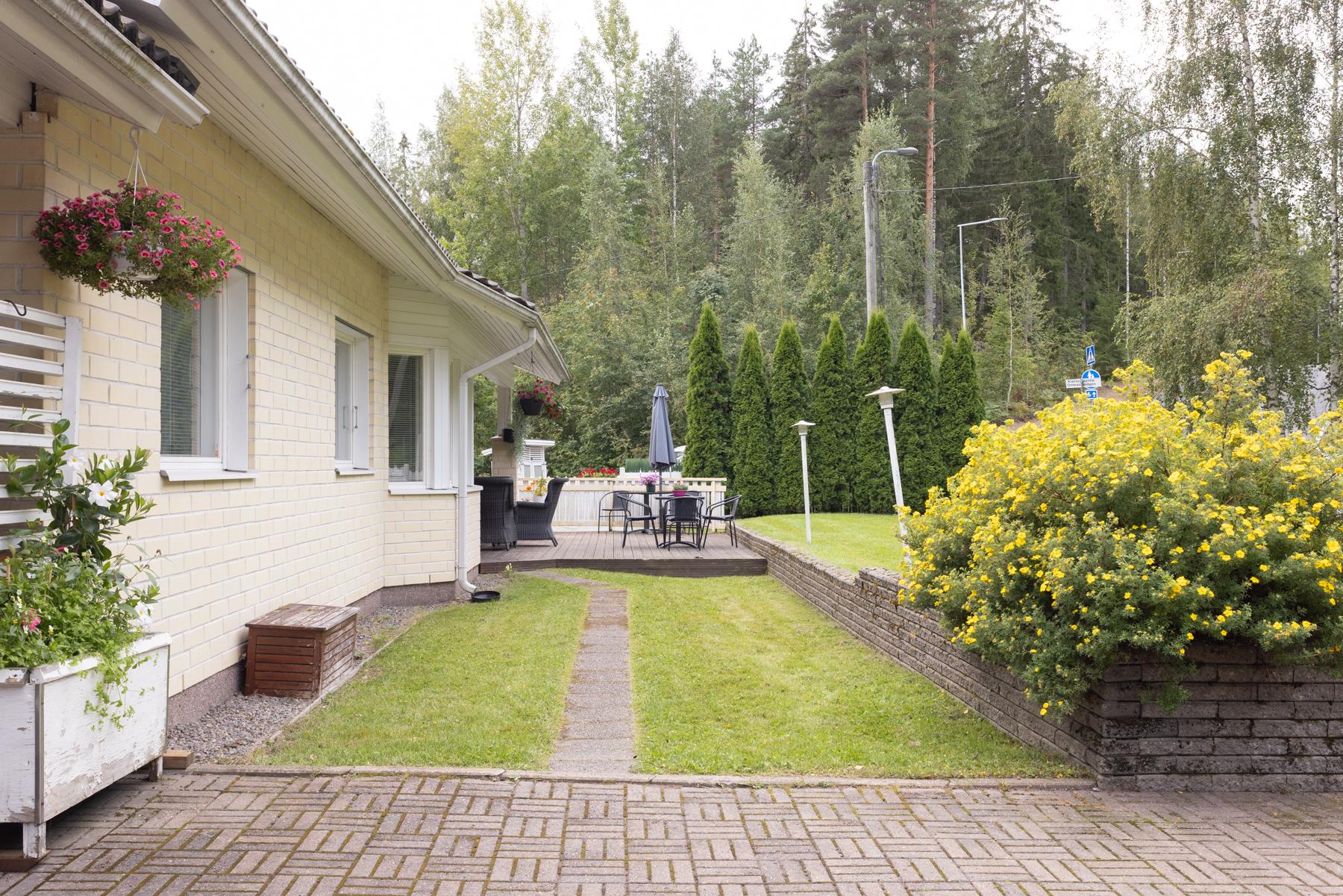 Pihapiiriä (vehreään aikaan)