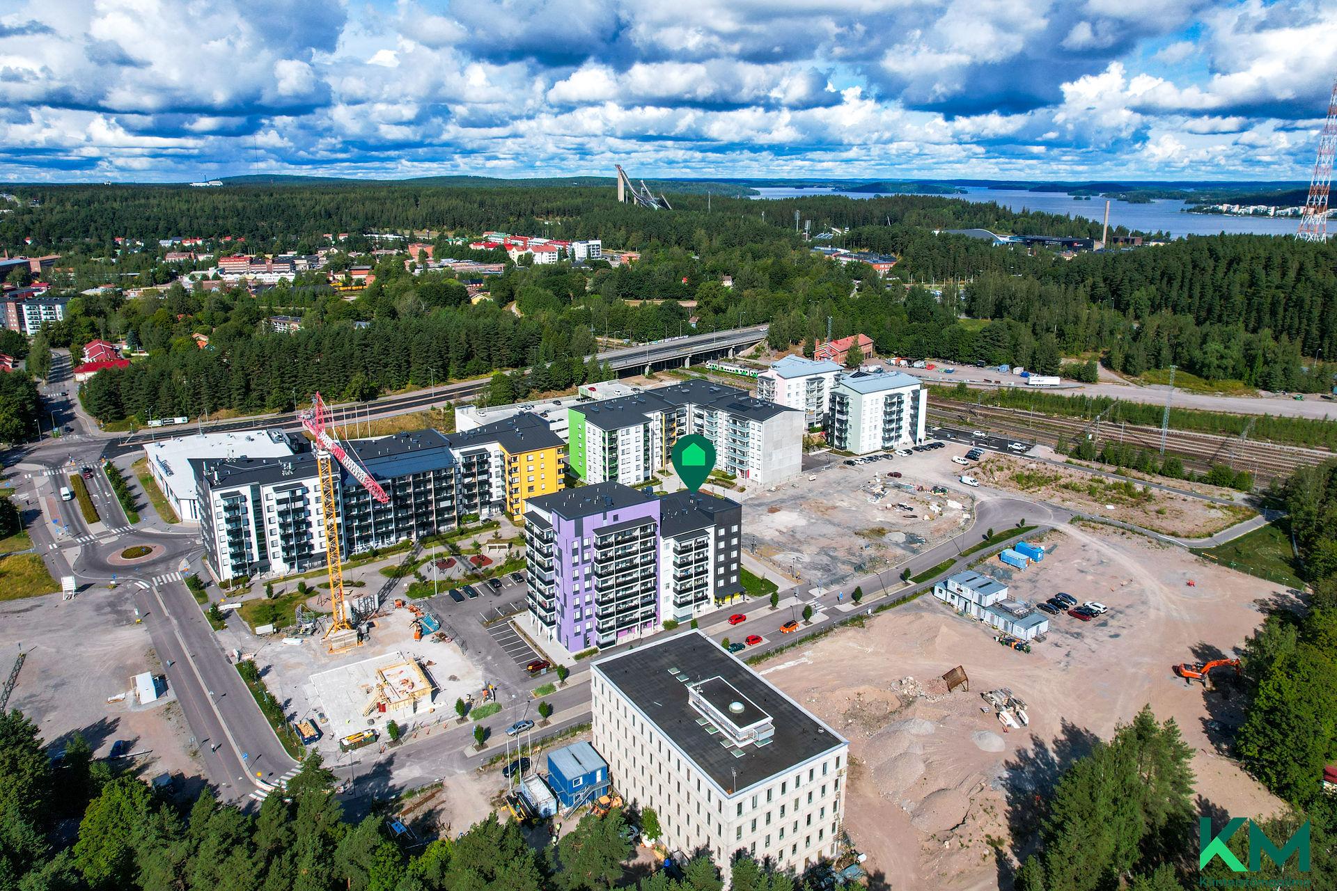 Vahva-Jussin lenkki 21, Asemantausta, Lahti