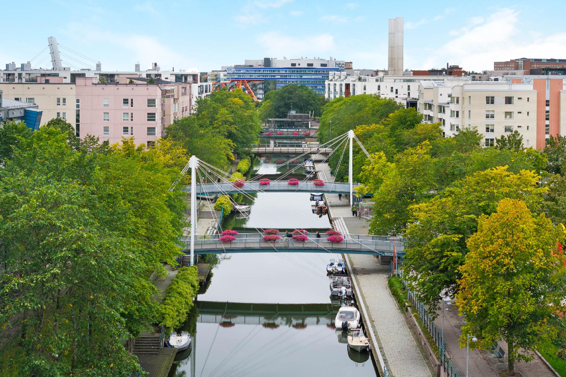 Vehreä kanaali rantoineen