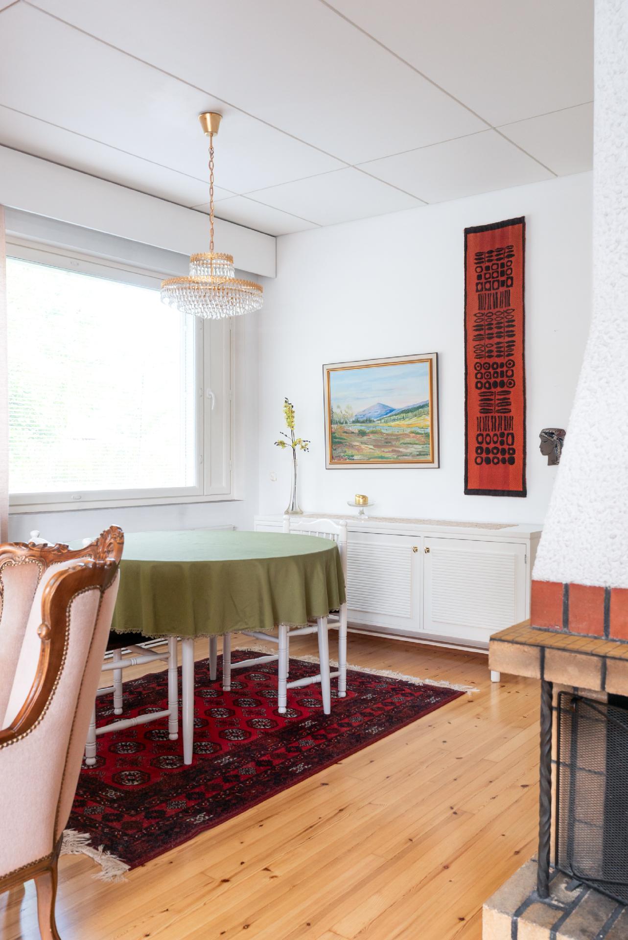 ruokailutila olohuoneen yhteydessä