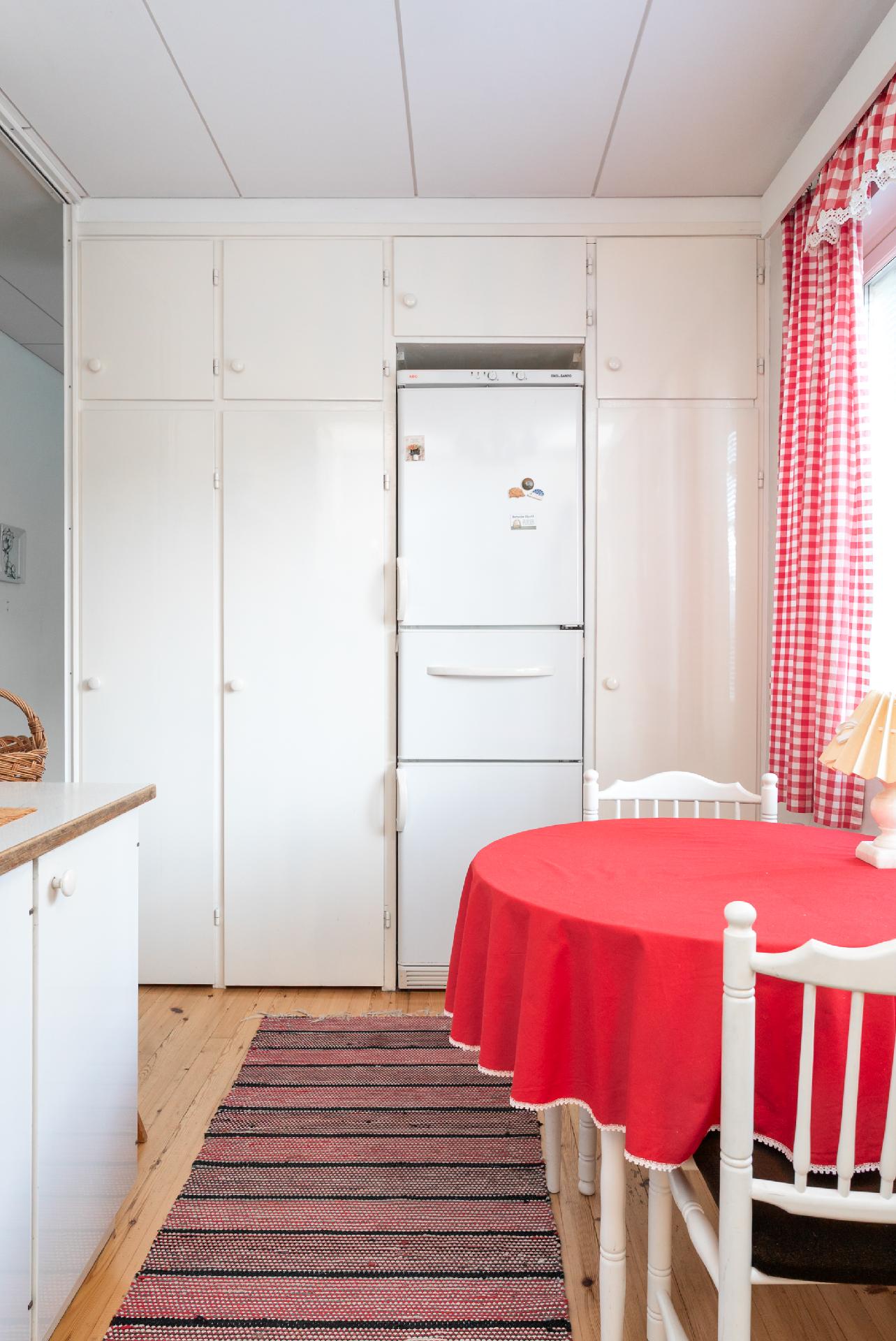 keittiössä tilaa pienelle pöydälle