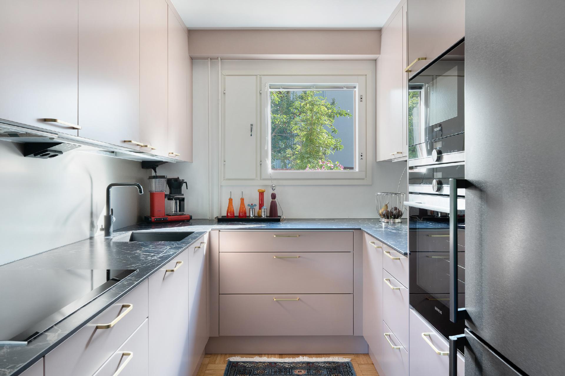 Keittiössä integroidut astianpesukone, hella, uuni ja mikroaaltouuni