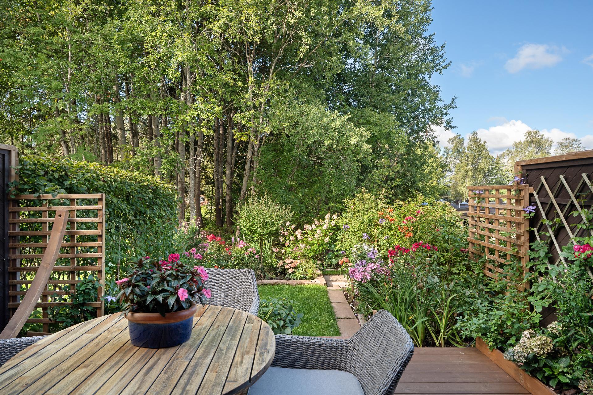 Asunnon länteen avautuva piha, kaunis, lämminhenkinen ja idyllinen istutuksineen