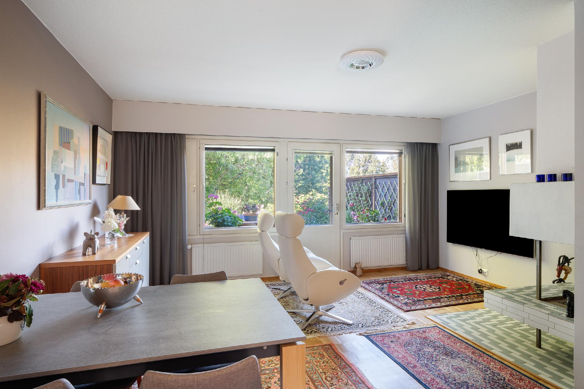 Pihan puoleiset ikkunat tuovat luonnonvaloa olohuoneeseen