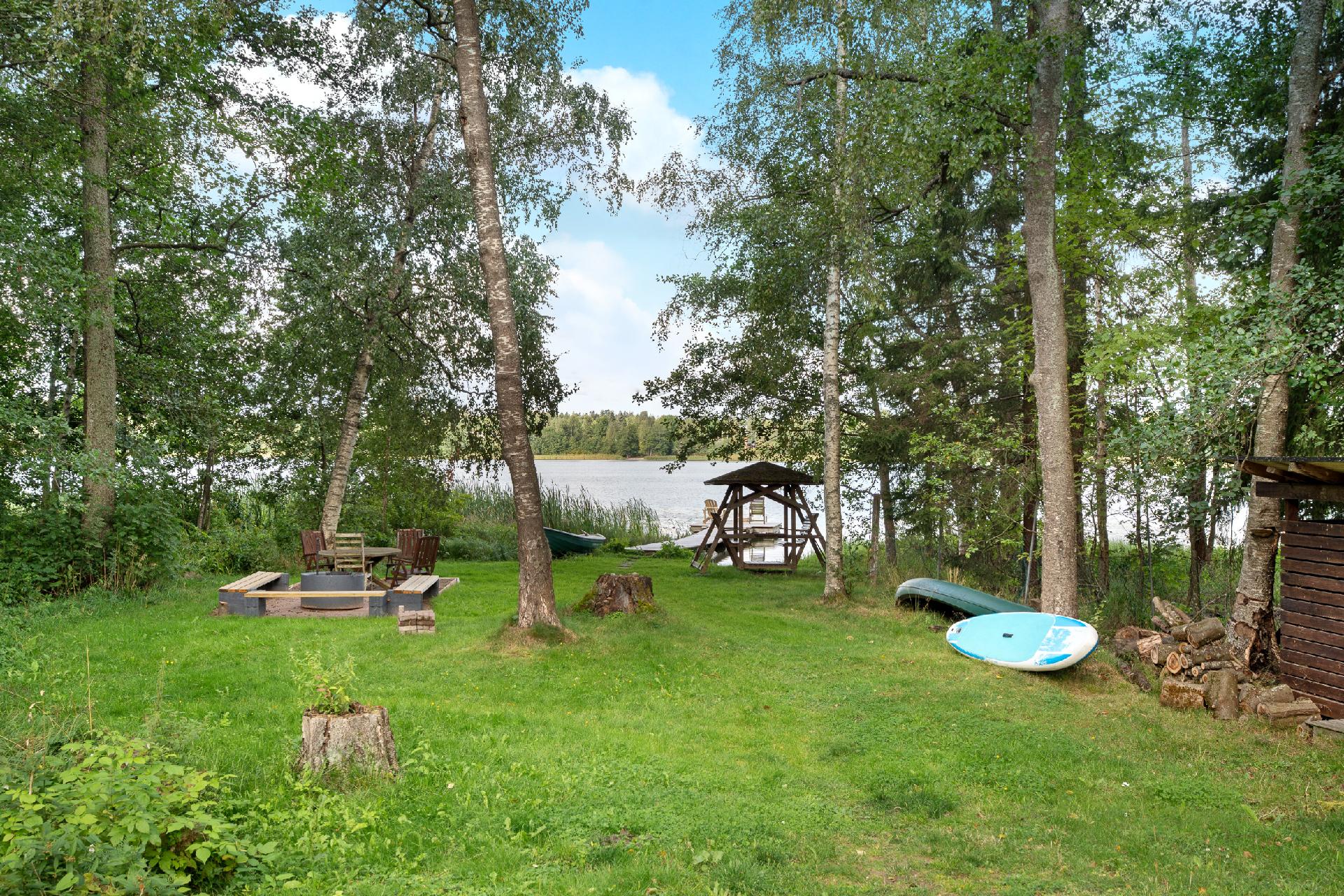 Taloyhtiön käytössä upea ranta-alue, illanviettoon, grillaamiseen, mukaviin yhteisiin hetkiin