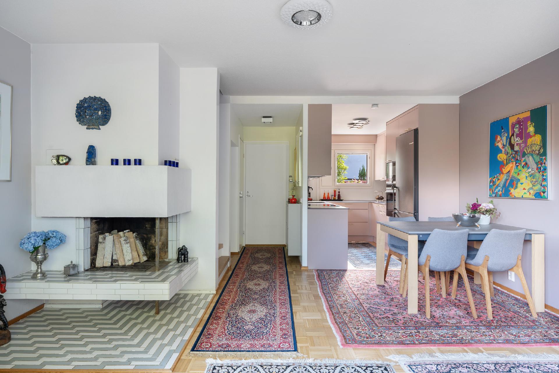 Olohuone, jossa kaunis takka ja ruokailutila