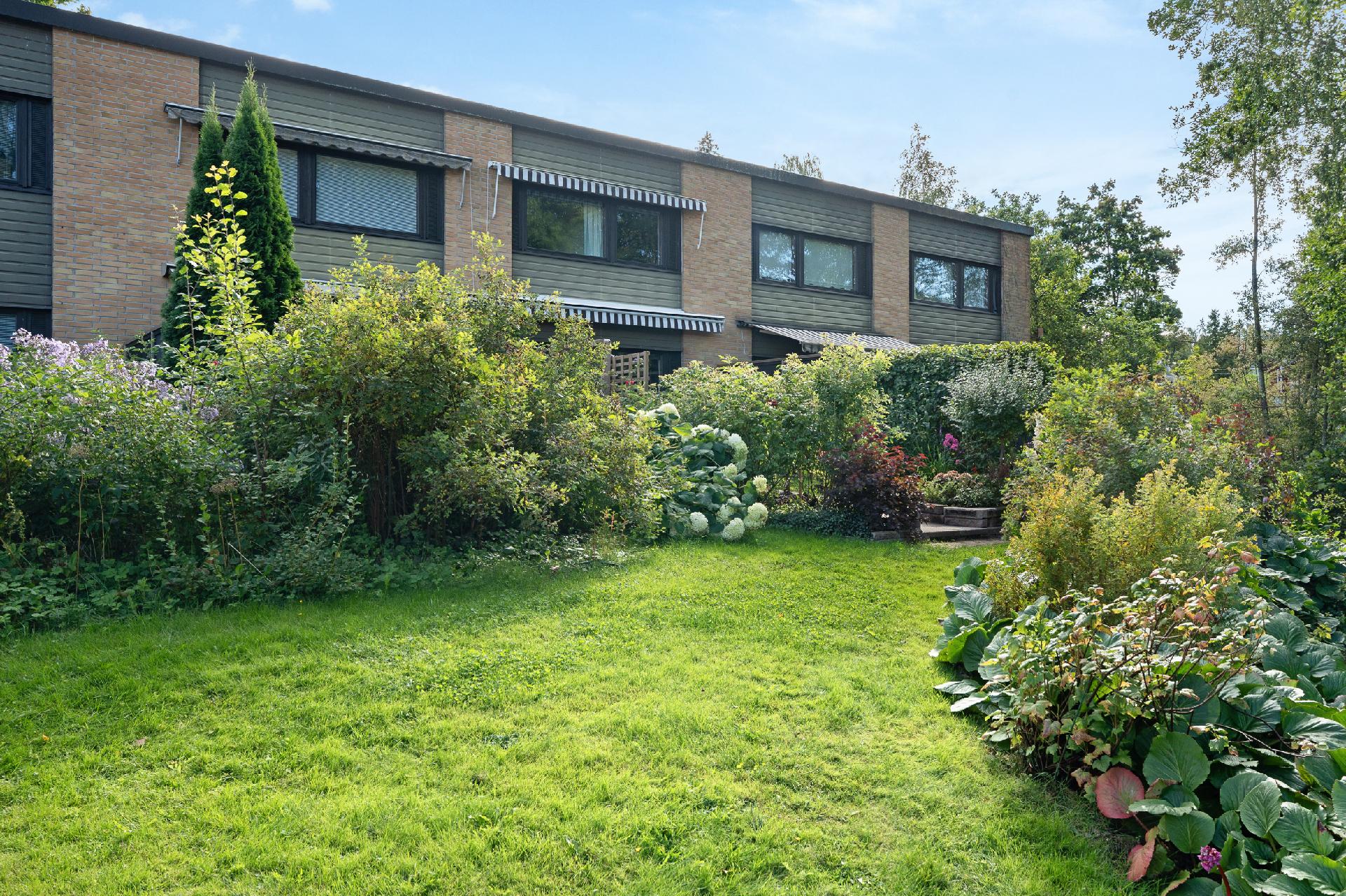 A-talo laajemmin pihan puolelta katsottuna