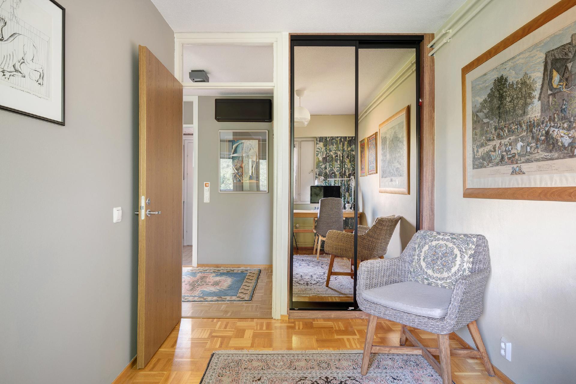 Pienempi makuuhuone ikkunan puolelta katsottuna