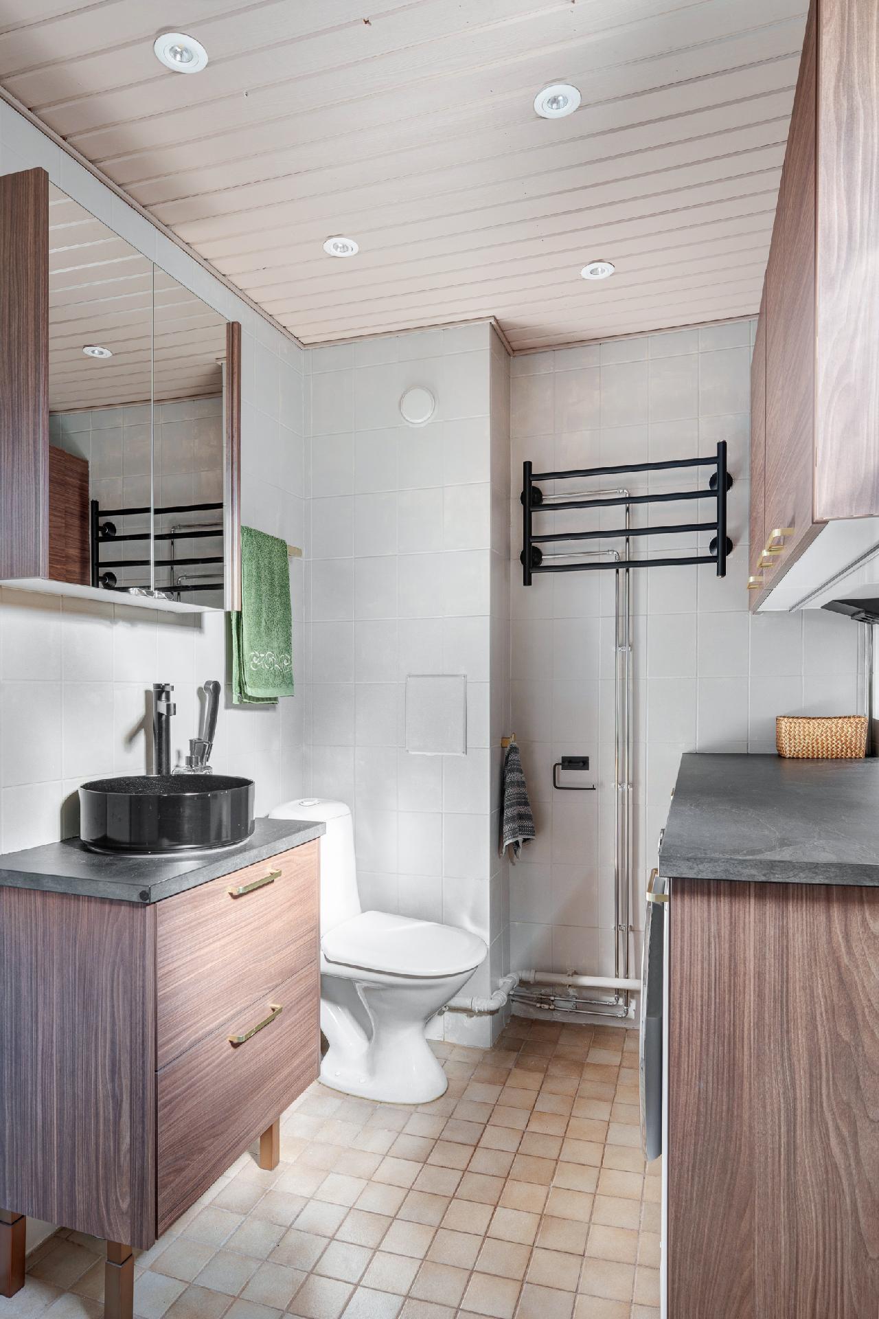 Kylpyhuoneessa myös wc, pesuallas sekä mukavasti kaappitilaa