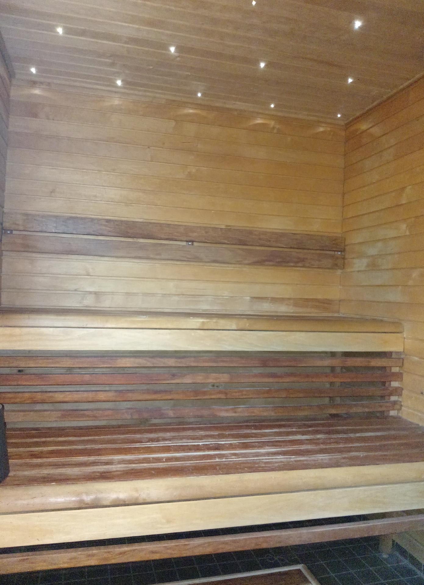 Saunassa on tunnelmavalaistus sekä ikkuna