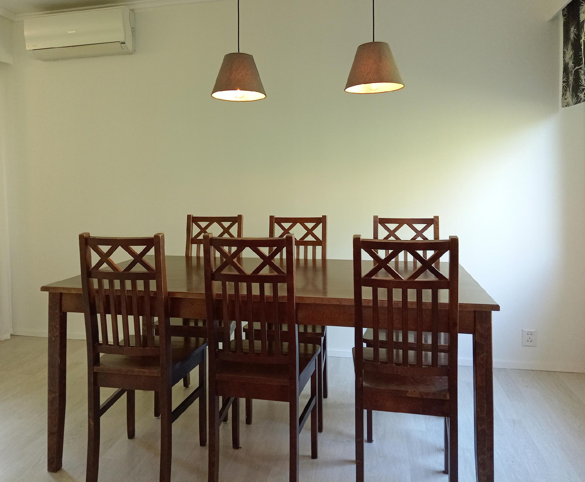 Ruokailutilan ja olohuoneen välissä on ilmalämpöpumppu