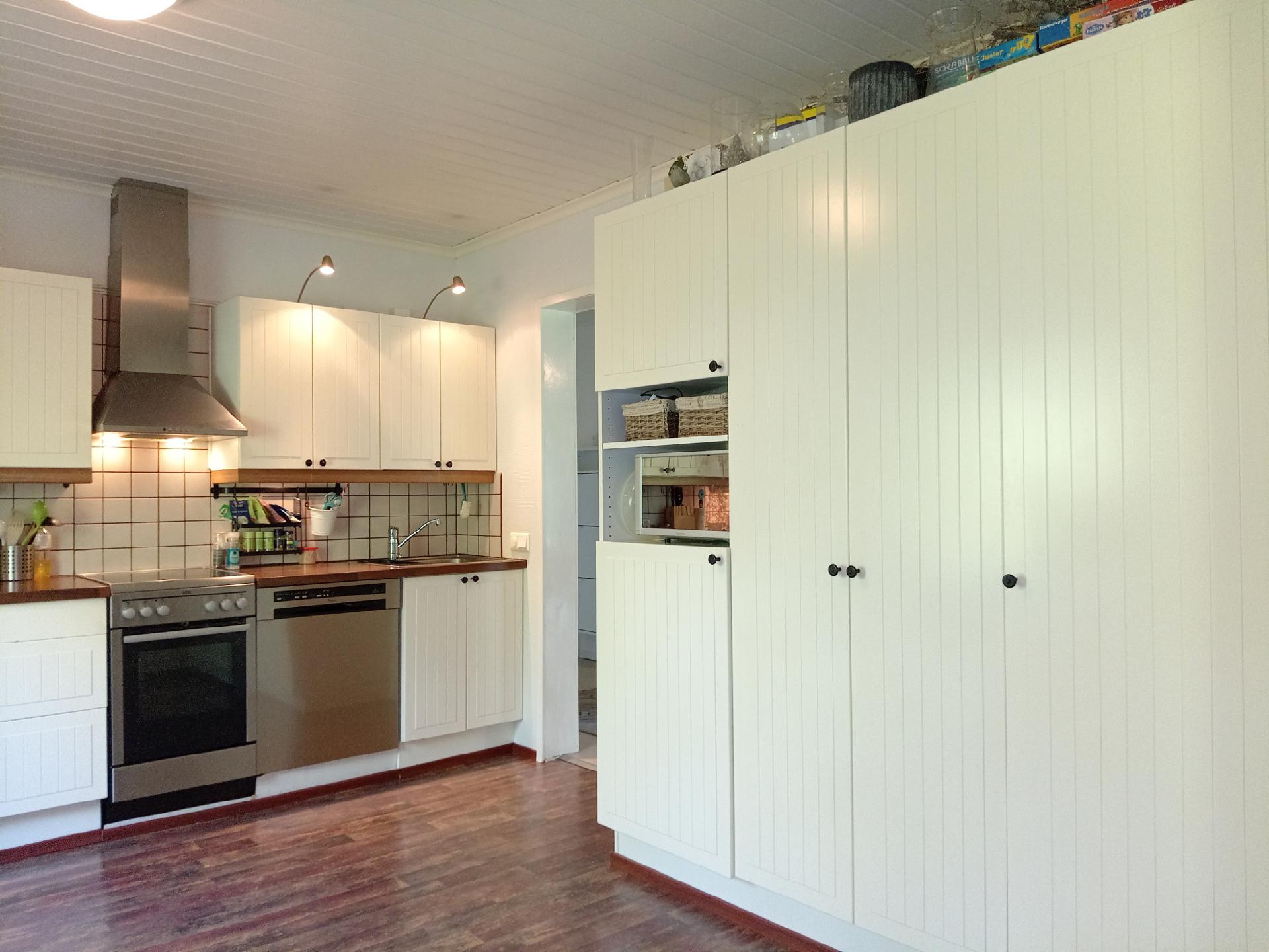 Keittiössä on hyvät kaappitilat