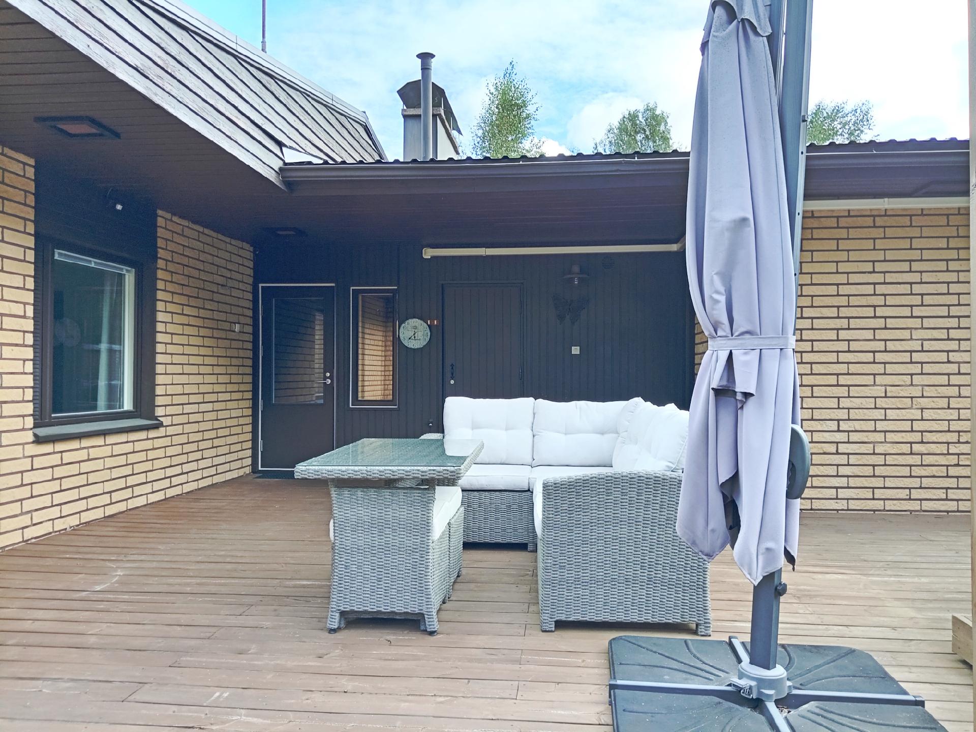 Kuvan keskellä ovi varastoon