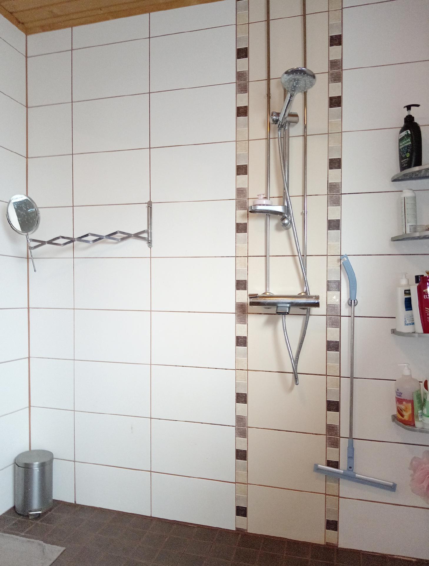 Pesuhuone on kokonaan laatoitettu