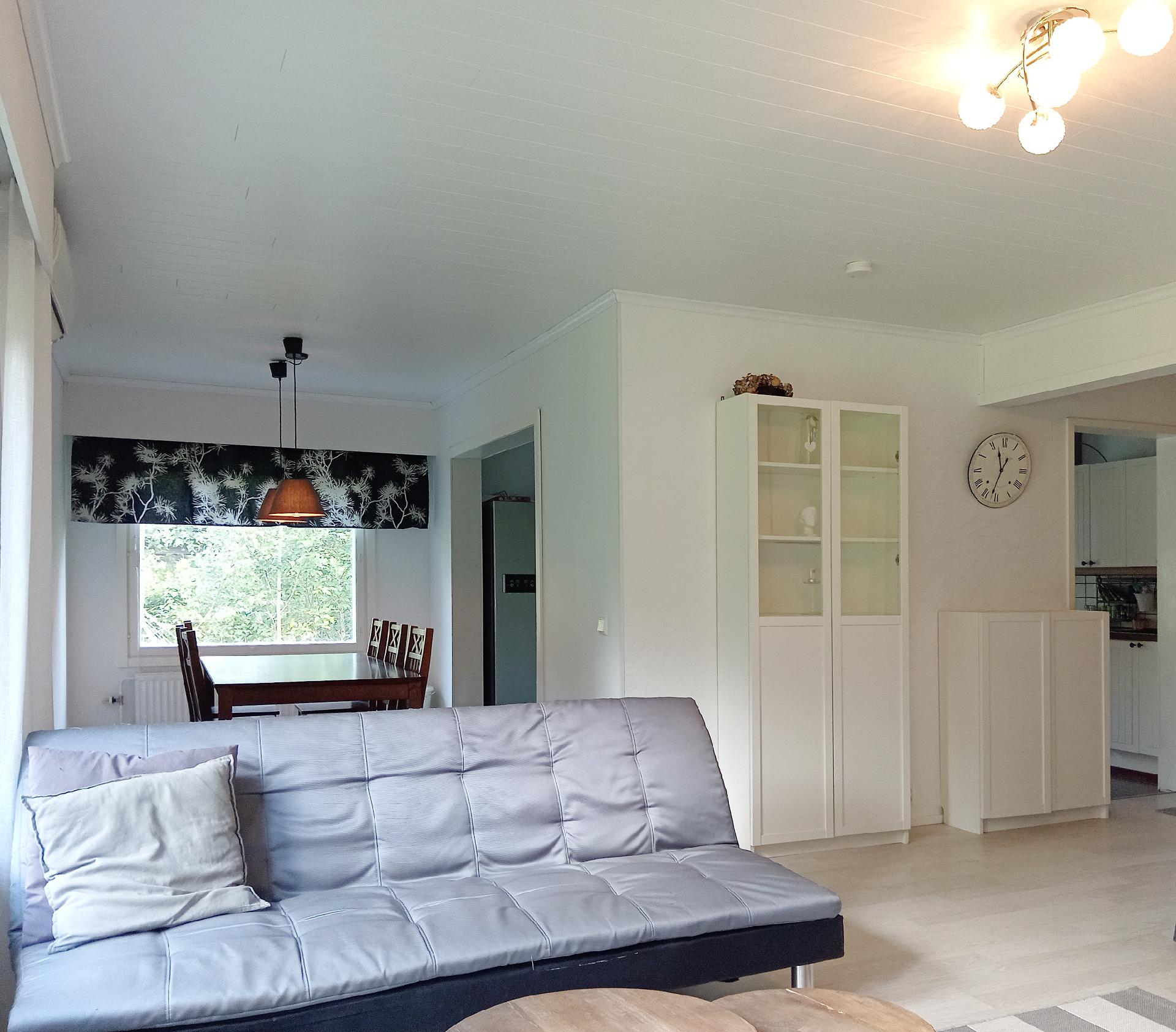 Olohuone. Taustalla ruokailutila