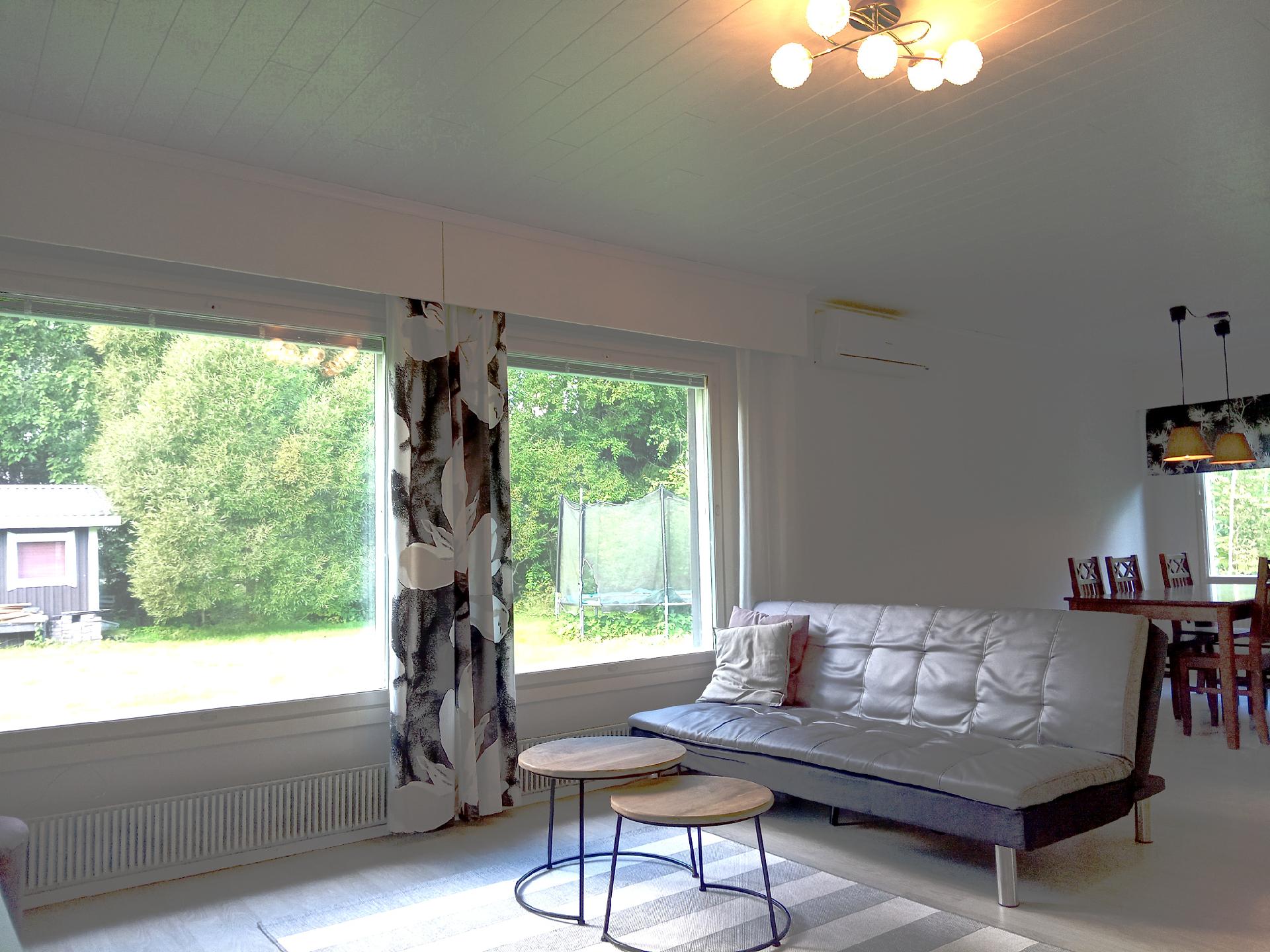 Olohuoneesta on hyvät näkymät pihamaalle