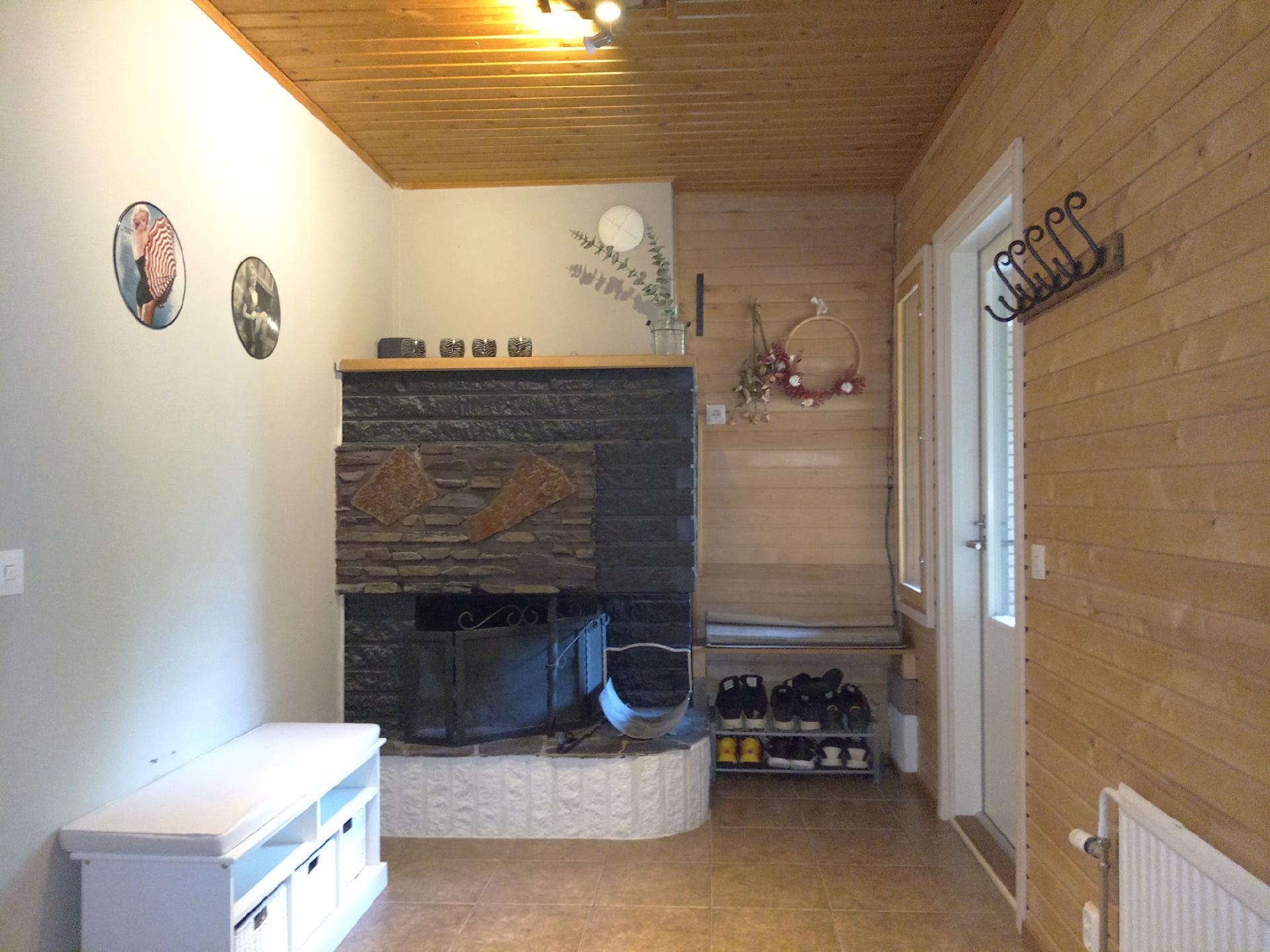 Takkahuoneesta on kulku terassille