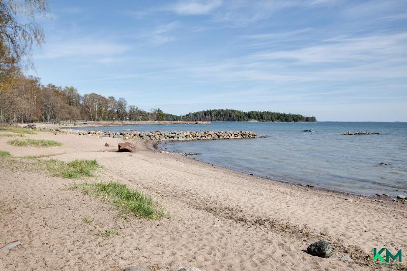 Mellstenin ranta on lyhyen kävelymatkan päässä - Mellsten strand ligger på kort promenadavstånd.