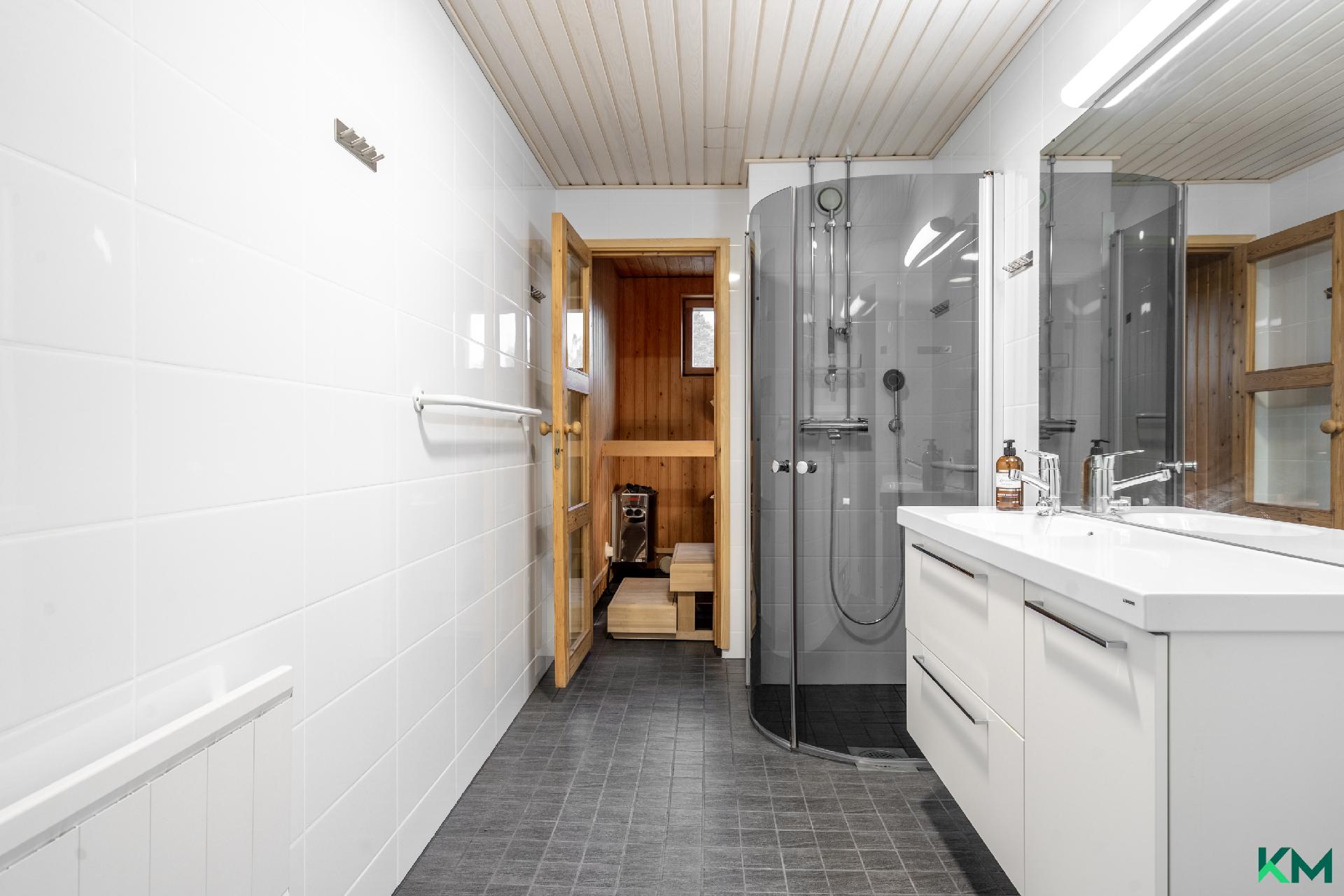 Kylpyhuone on vastikään uusittu - Badrummet har nyligen renoverats. 