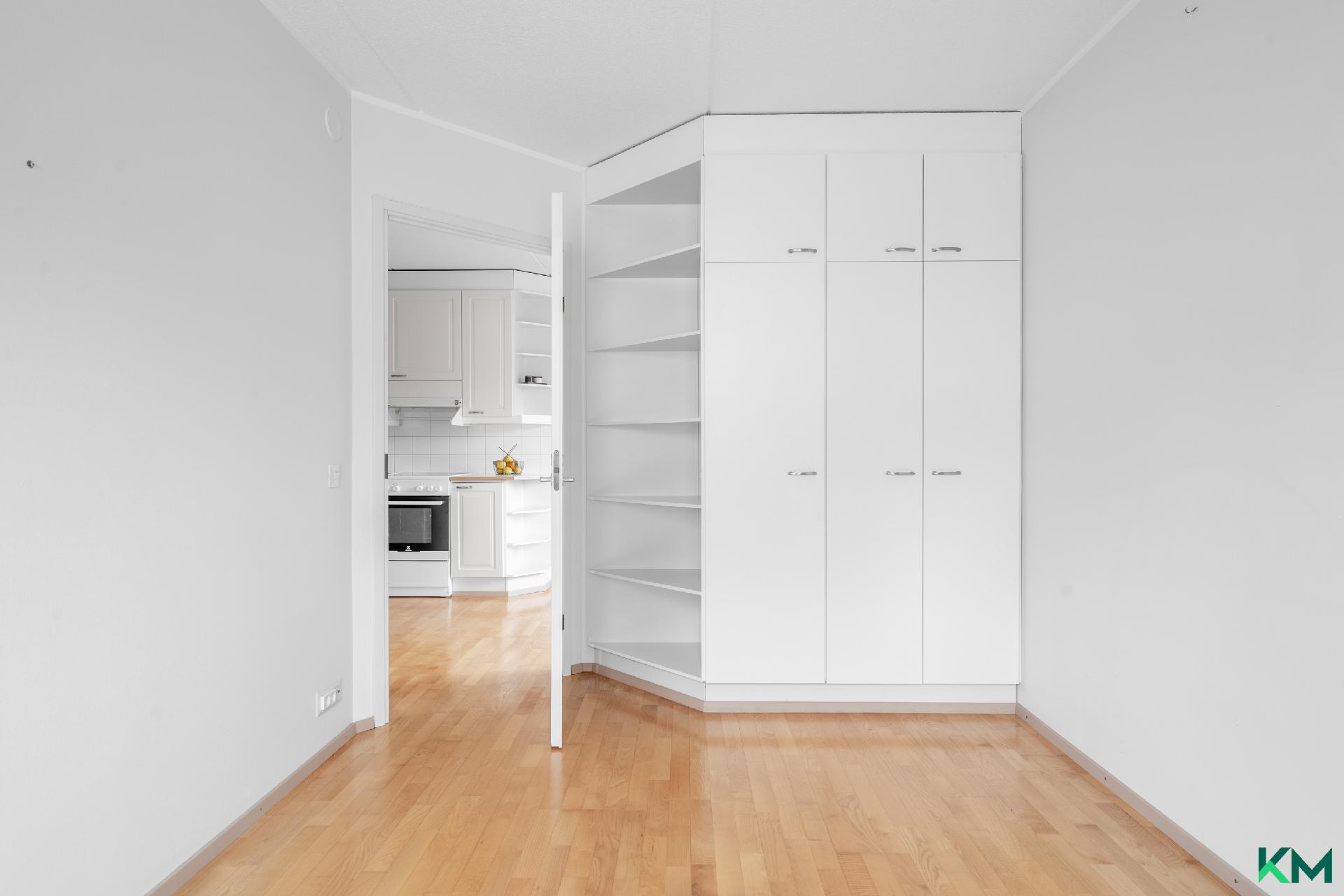 Tässä makuuhuoneessa on kaapistot - Det här sovrummet har bra skåputrymmen. 